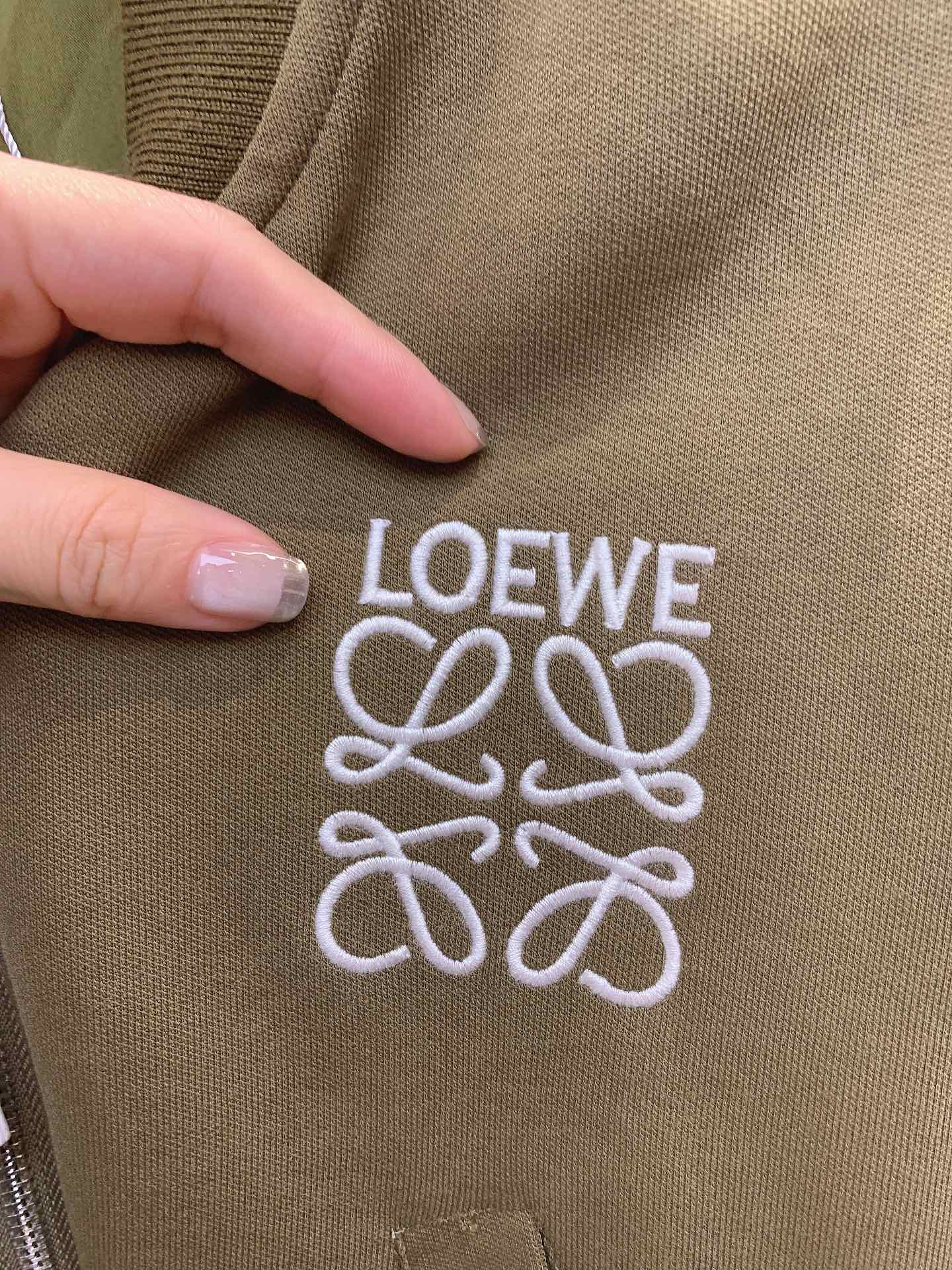 大爆款推荐LOEWE24秋冬新款夹克外套胸前口袋刺绣设计气场十足精湛的配色秋冬氛围感拉满休闲有行颜色亮眼