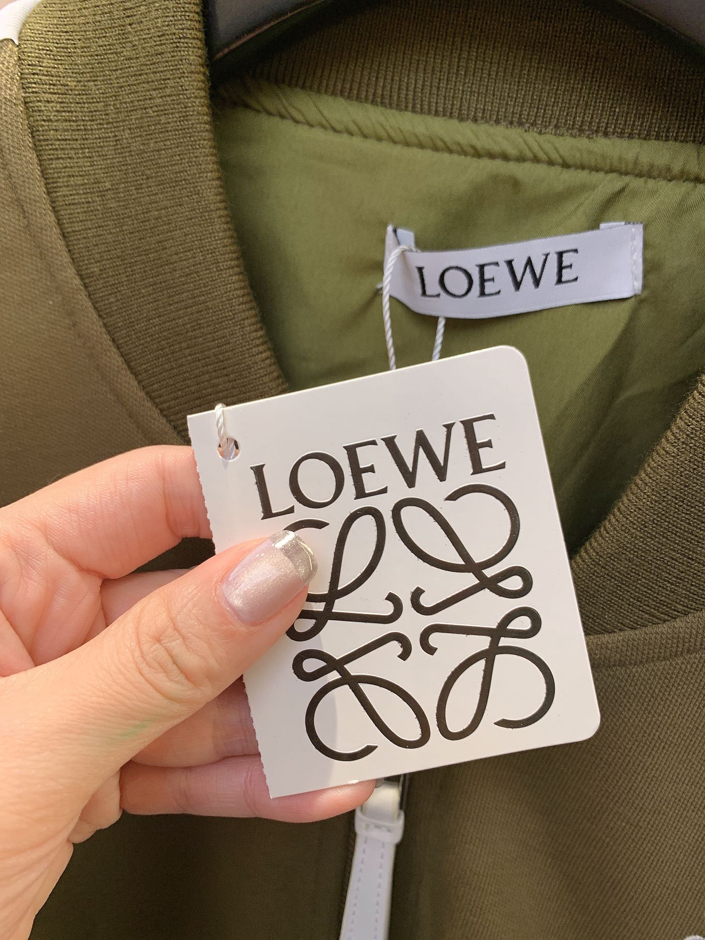 大爆款推荐LOEWE24秋冬新款夹克外套胸前口袋刺绣设计气场十足精湛的配色秋冬氛围感拉满休闲有行颜色亮眼