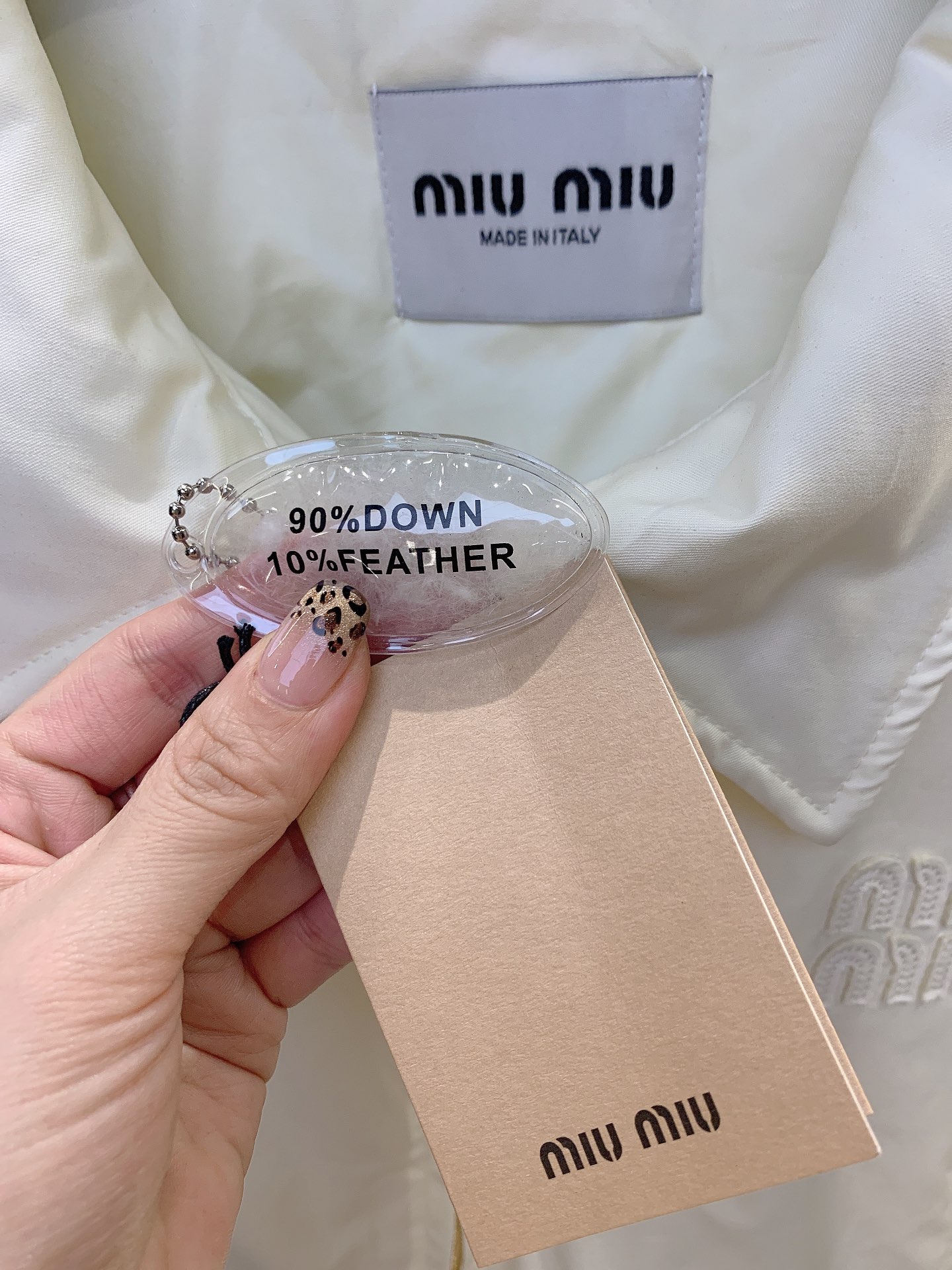 大爆款上新miumiu24秋冬新款羽绒服外套精选90白鸭绒小翻领子设计彰显活力舒服又保暖夹克版型宽松包容