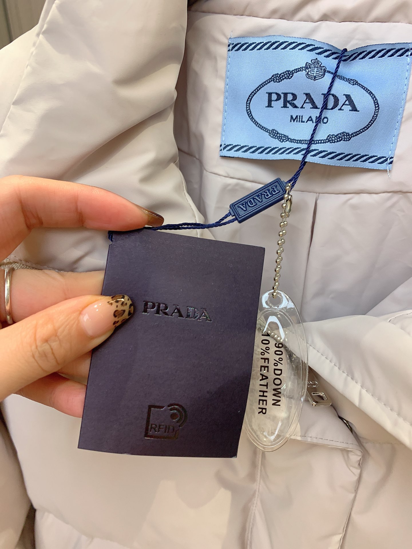 PRADA爆款上新玛吉拉23秋冬新品立领羽绒服外套！加厚90白鸭绒外套保暖舒适又洋气经上身巨洋气又显瘦！