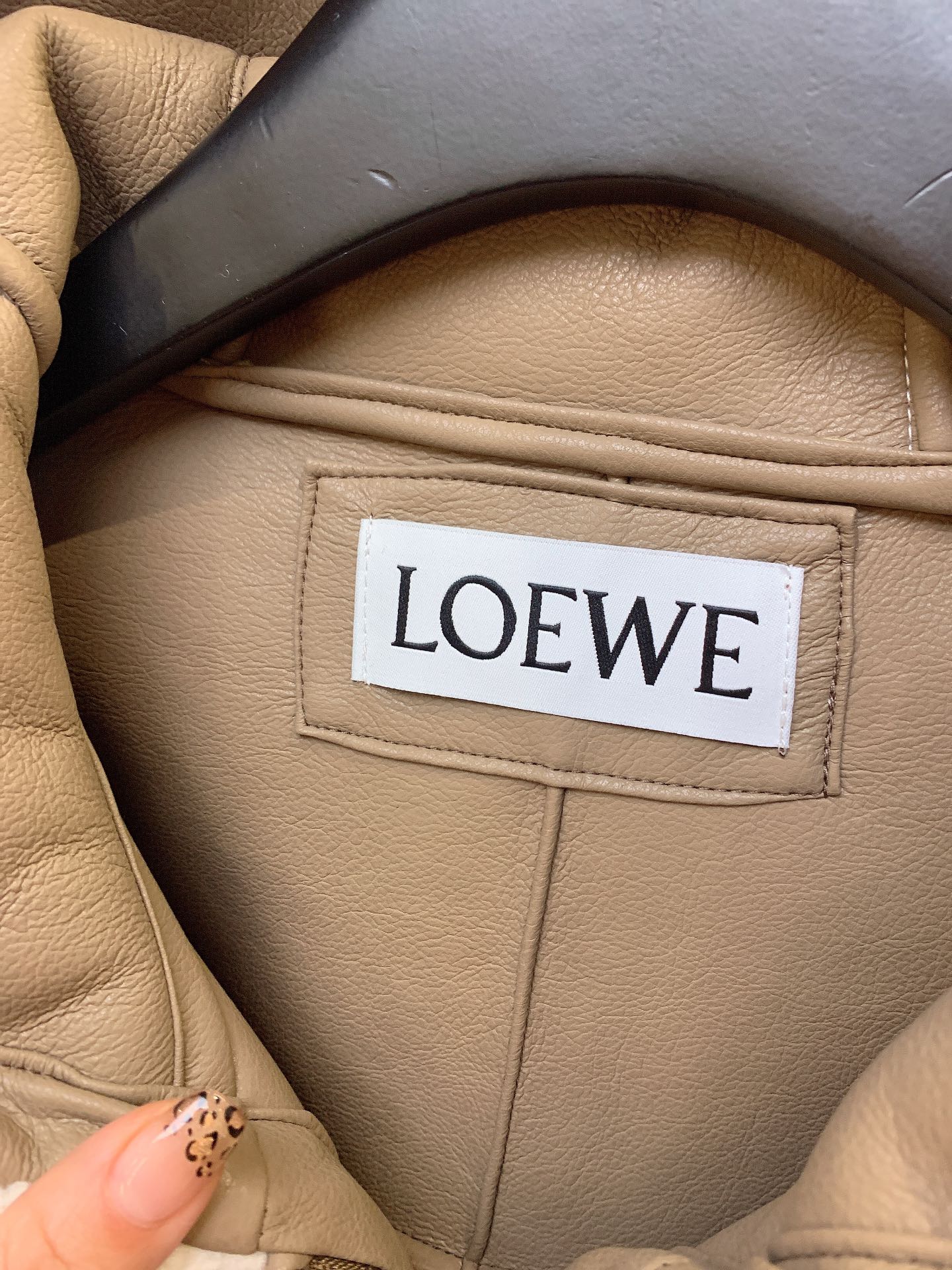 -LOEWE-独家首发️高端品质24冬季新品撞色羊羔绒拼接连帽外套保暖舒适又洋气经上身巨洋气又显瘦！高级