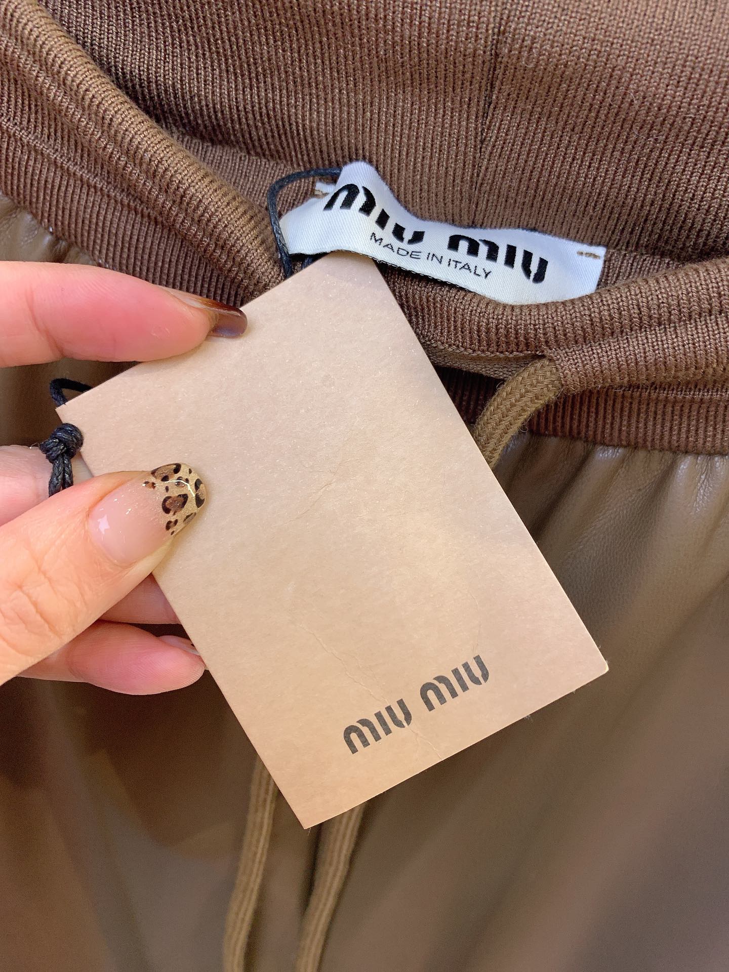 miumiu爆版来袭玛吉拉24秋冬经典款皮裤️必入的款整体比较简约干净阔腿皮裤很适合凹造型的细节处理很到