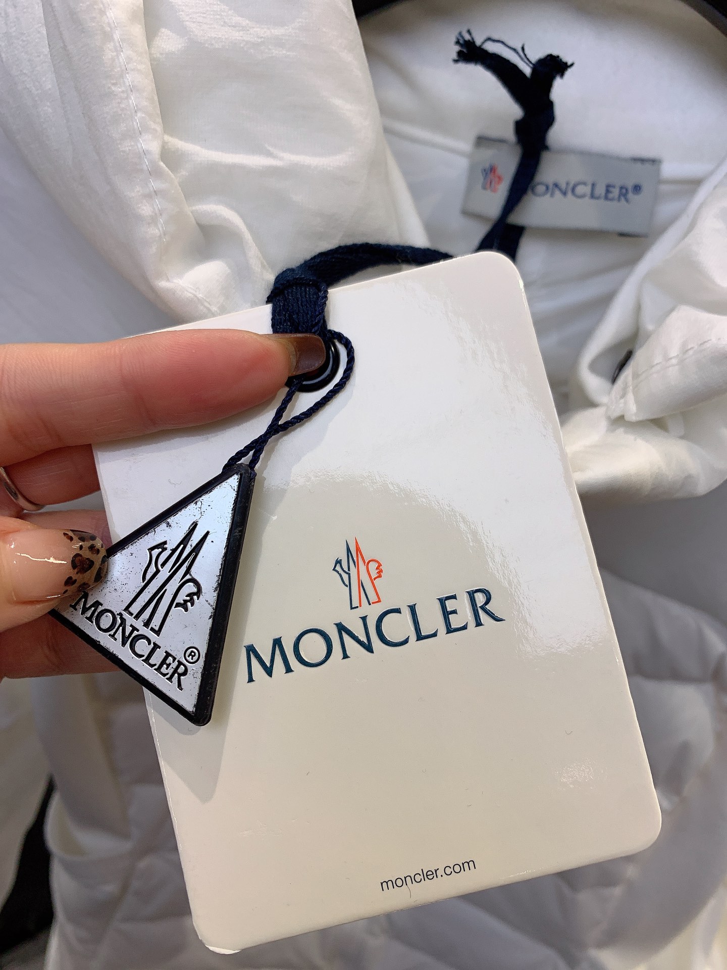 Moncler专柜同步款轻羽绒款超级轻薄保暖舒小鱼骨收腰设计️上身效果显瘦超大牌显瘦收腰款哦两色SML