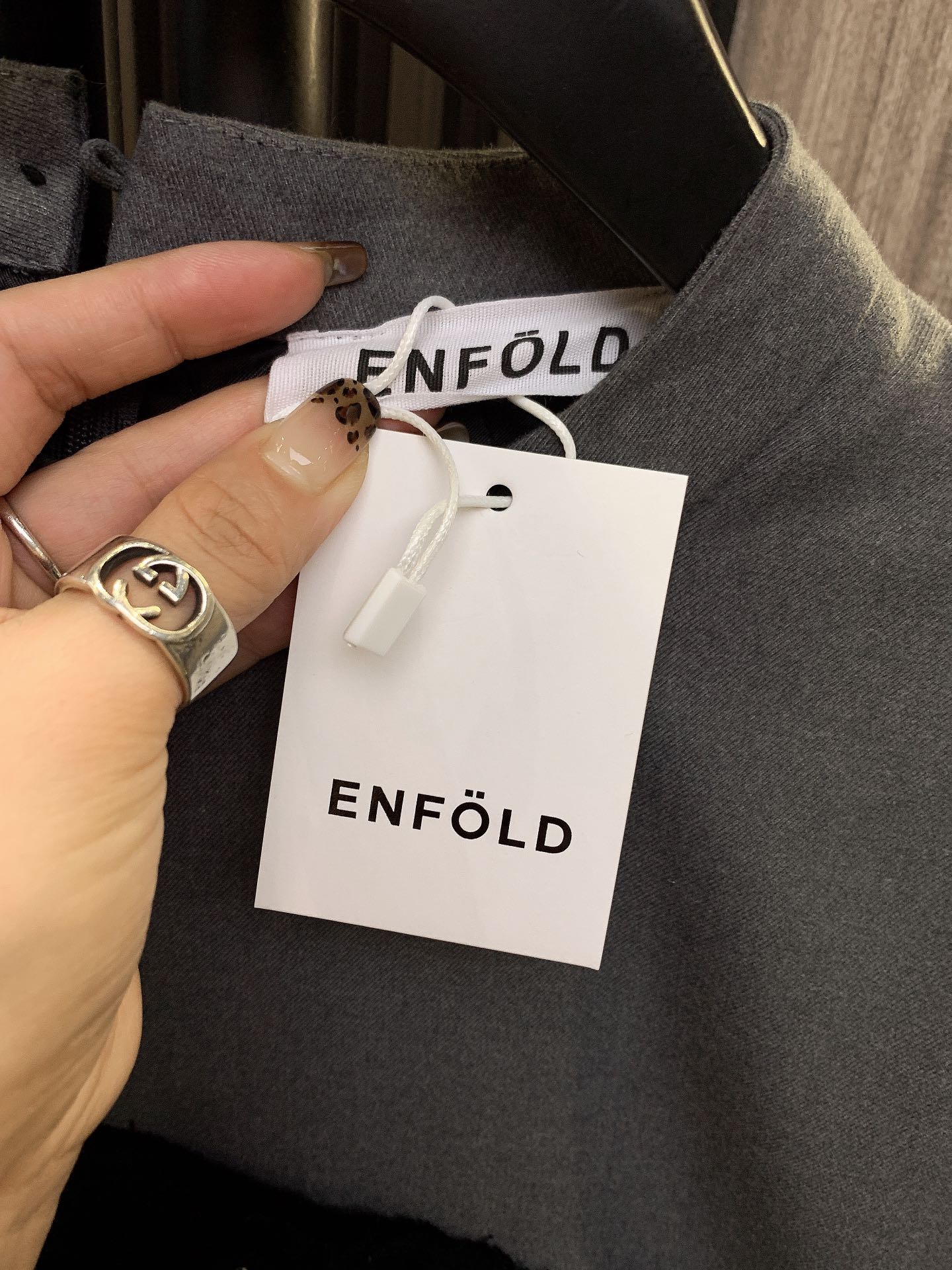 ENFOLD小众设计款宽松不挑人款胖瘦可穿的一款哦拼接西服面料款设计上身效果超赞️️简约百搭款面料柔软舒