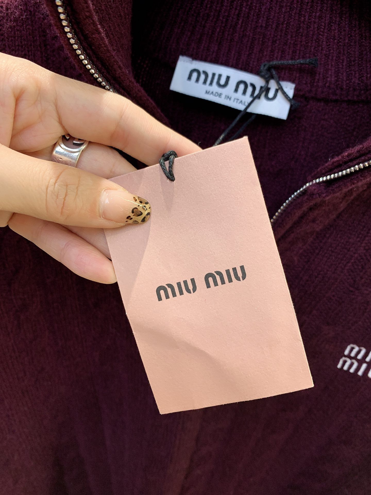 miumiu大爆款️拉链立领针织打底毛衣质感细腻软糯时尚高领字母刺绣亲肤舒适减龄麻花纹经典减龄单品！Lo