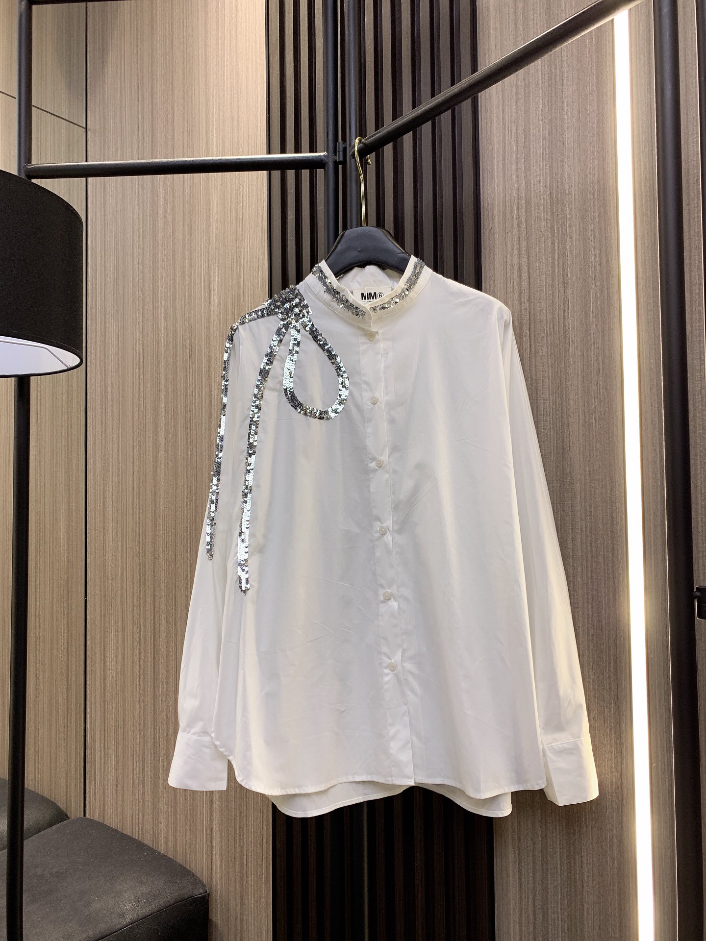 NO:295512,mm6 early spring new style for 2025 This mm6 bead-piece stand-up collar shirt was really shocked at first sight~ The stand-up collar design is very elegant and stylish. The shiny bead-piece splicing is completely elegant and fashionable. The fabric is made of high-quality cotton shirt cloth, comfortable, breathable, and not stuffy. The bead-piece part is hand-sewn. Each piece shines with exquisite radiance. The style of the body is also very particular and neatly tailored to outline the body lines. It will not be too close to the body and is capable and handsome. The matching skirt immediately turns into the party queen. This shirt is definitely a must-have item in the closet. Two colors sml,,masion margiela,skirts,shirts,alexander wang19860909mm62025年早春新款 这件mm6珠片拼接立领衬衫真的一眼就被惊艶到了～立领的设计很有气质配上闪闪发亮的珠片拼接完全就是优雅和时髦的完美结合面料选用优质棉质衬衫布舒适透气不闷热珠片部分采用手工缝制工艺每一片都闪耀着精致的光芒衣身的版型也非常讲究利落的剪裁勾勒出身材线条,不会过于贴身搭配高腰西裤干练帅气,配条裙子立刻变身派对女王这件衬衫绝对是衣橱里的必备单品两个色 sml,,masion margiela,skirts,shirts,alexander wang,Women's clothing