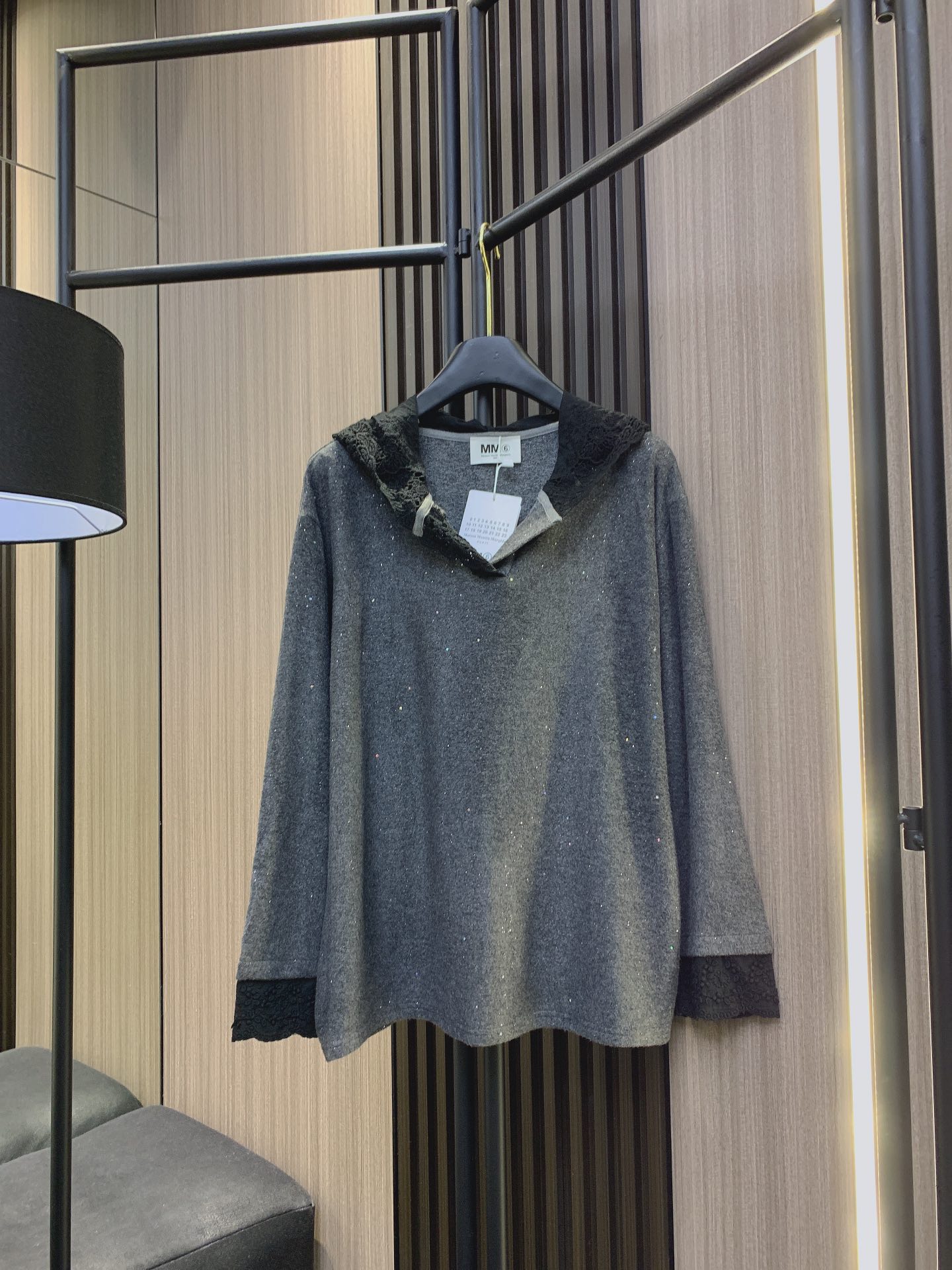 NO:295508,The new version of hooded top of 625 in mm625 shines all over the audience. The unique MM6 design makes you unique. The sequin design exudes charming light. The hooded design adds a street feeling oversize style. Wear casual and fashionable black tights. The blogger immediately turns into a street photography. The rate of return is super soft. Two sml.,masion margiela,versace,hoodie,sweatshirts,hats,alexander wang19860909mm625年新版连帽上衣 闪耀全场的亮片连帽卫衣来啦独特的MM6设计让你与众不同满身的亮片设计随着移动散发迷人光芒连帽设计增添街头感oversize版型穿着随意又时髦配条黑色紧身裤立马变身街拍博主回头率爆表亲肤超级柔软两个sml,,masion margiela,versace,hoodie,sweatshirts,hats,alexander wang,Women's clothing