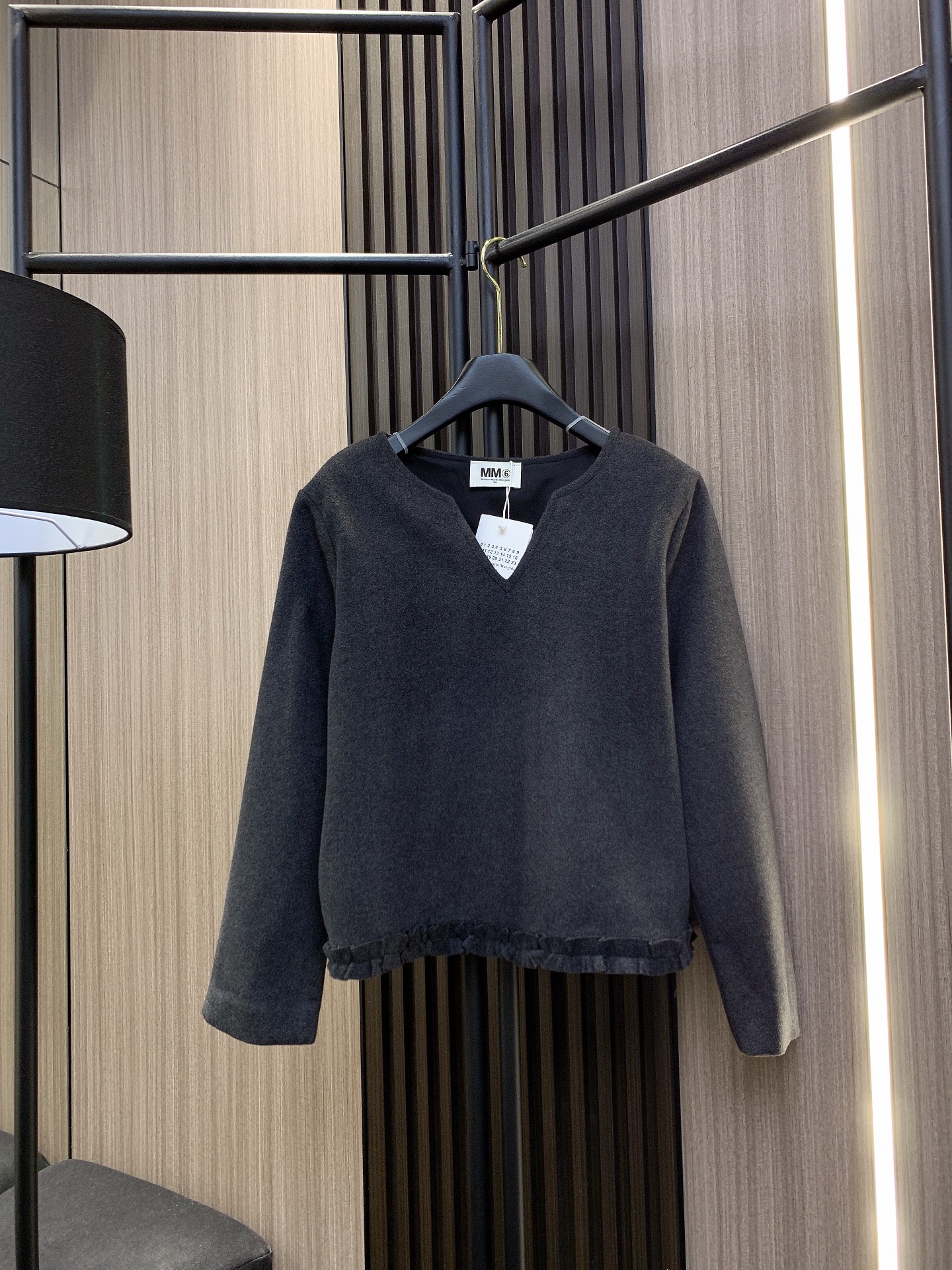 NO:295502,mm6 25-year latest version set The comfortable and advanced spliced ​​fungus lace set is here!  The lace elements add a romantic atmosphere. The V-neck design cleverly decorates the collarbone line top loose and stylish. It is not picky about others. The same shorts make a fresh and sweet and cool fabric. It is a cool and breathable whole day. This suit can be both casual at home and fashionable when going out. It is really a cost-effective choice. Take this suit that everyone loves home. Picture color sml, masion margiela, shorts, alexander wang19860909mm6 25年最新版套装 舒适又高级的拼接木耳花边套装来啦！花边元素增添浪漫气息V领设计巧妙修饰锁骨线条上衣宽松有型不挑人搭配同款短裤打造清新甜酷风面料亲肤透气,穿上凉爽一整天这件套装既能居家休闲又能外出时尚,真的是性价比超高的选择.赶快把这件人见人爱的套装带回家吧图片色 sml,,masion margiela,shorts,alexander wang,Women's clothing