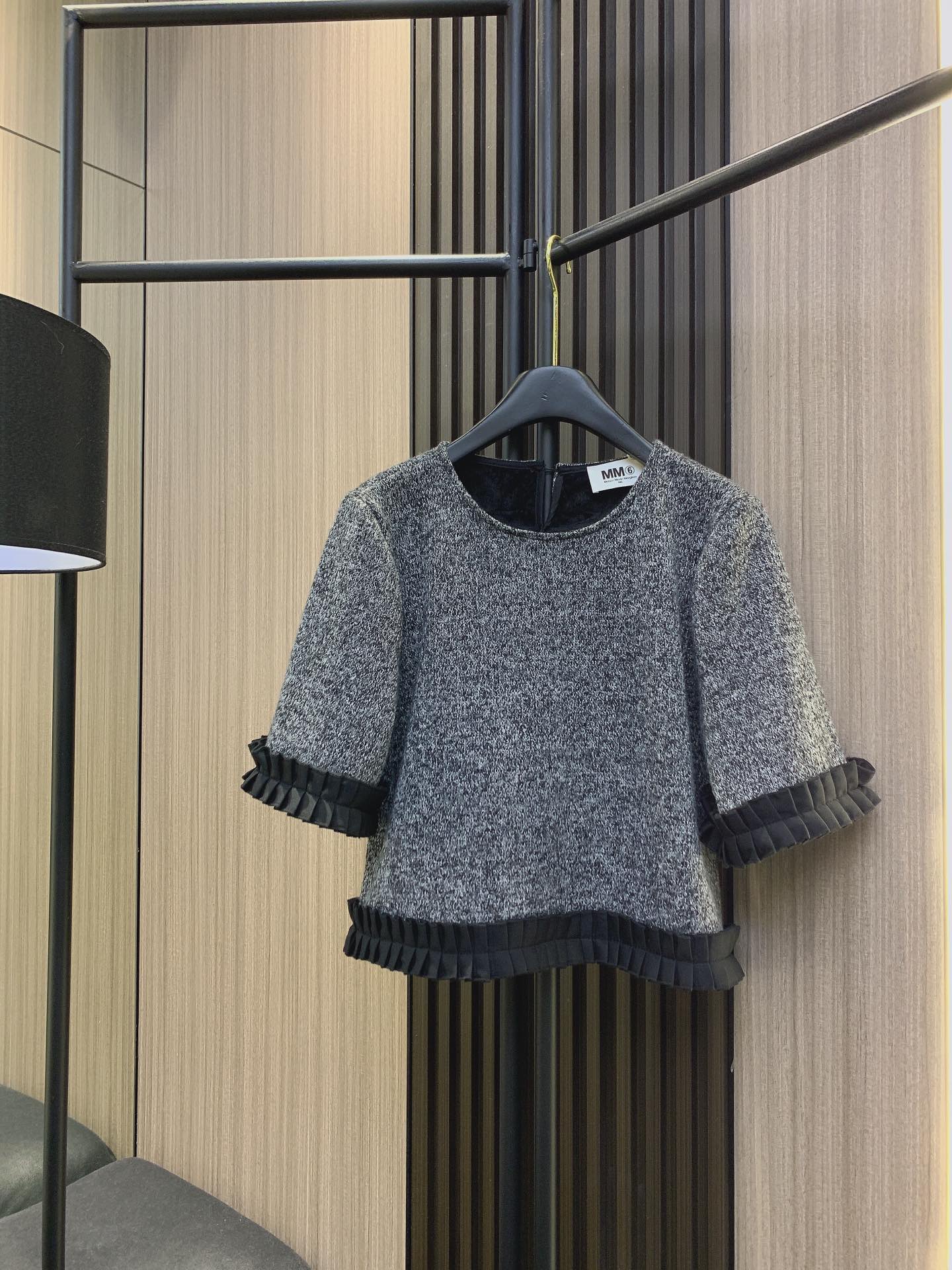 NO:295521,mm6 2025 new version has new details and quality. The high-end feeling is full of lace splicing short sleeves   skirt suit. The lace splicing design at the waist not only modifies the waist but also adds a unique charm. The exquisite small stand collar enhances the beauty of the neck lines. The A-line skirt perfectly modifies the body shape. It can be easily controlled when shopping or attending parties. You can focus on high-quality fabrics wherever you go. It is soft, skin-friendly, breathable, and not stuffy. It is a fashionable suit that is full of high-end feel!  Picture color sml,masion margiela,skirts,T-shirt,alexander wang19860909mm6 2025年新版上新细节见品格 高级感一秒拉满花边拼接短袖 半裙套装来啦腰间的花边拼接设计既修饰腰身又增添独特韵味精致小立领提升颈部线条美感搭配A字版型半裙完美修饰身形逛街还是参加聚会都能轻松驾驭让你走到哪里都是焦点选用优质面料,柔软亲肤透气不闷热高级感满分的时尚套装吧！图片色 sml,,masion margiela,skirts,T-shirt,alexander wang,Women's clothing