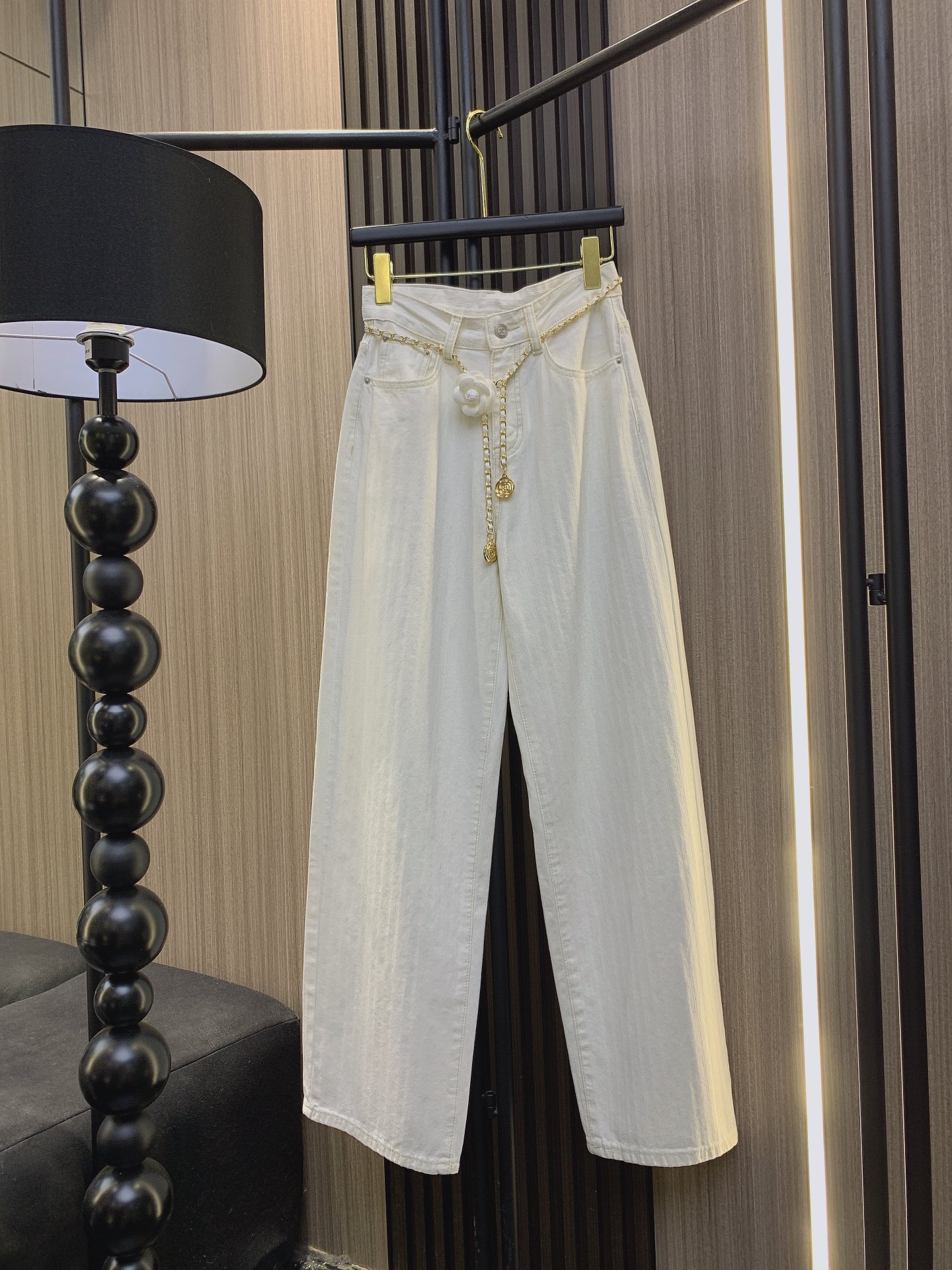 NO:295504,Xiaoxiang's new denim style for early spring in 2025 is this Xiaoxiang, vertical striped textured jeans, and the outfit is amazing!  The vertical striped design is really super slim visually, especially the wrinkles at the base of the thighs. It perfectly covers the fleshy and slim and high-waist design with waist-hugging cuts makes your body proportions instantly lengthen and your waist is slender and stylish. The light blue tone is fresh and fashionable, and it is super versatile when paired with a simple T-shirt or shirt. The fabric is elastic, comfortable and stylish, and not tight. The essential items for spring and summer are both fashionable and slimming!  Two colors sml, jeans,shirts,tees,t-shirt,alexander wang19860909小香2025年早春新款牛仔款上新 就是这条小香 竖条纹理牛仔裤 穿搭效果绝绝子！竖条纹设计真的是在视觉上超级显瘦,特别是大腿根位置的褶皱纹理,完美遮盖腿部肉肉感高腰设计搭配收腰剪裁,让你的身材比例瞬间拉长,腰肢纤细有型.浅蓝色调清新时尚,搭配简约T恤或衬衫都超级百搭.面料含弹力,舒适有型不紧绷春夏必备单品,时髦显瘦两不误！两个色 sml,,jeans,shirts,tees，t-shirt,alexander wang,Women's clothing