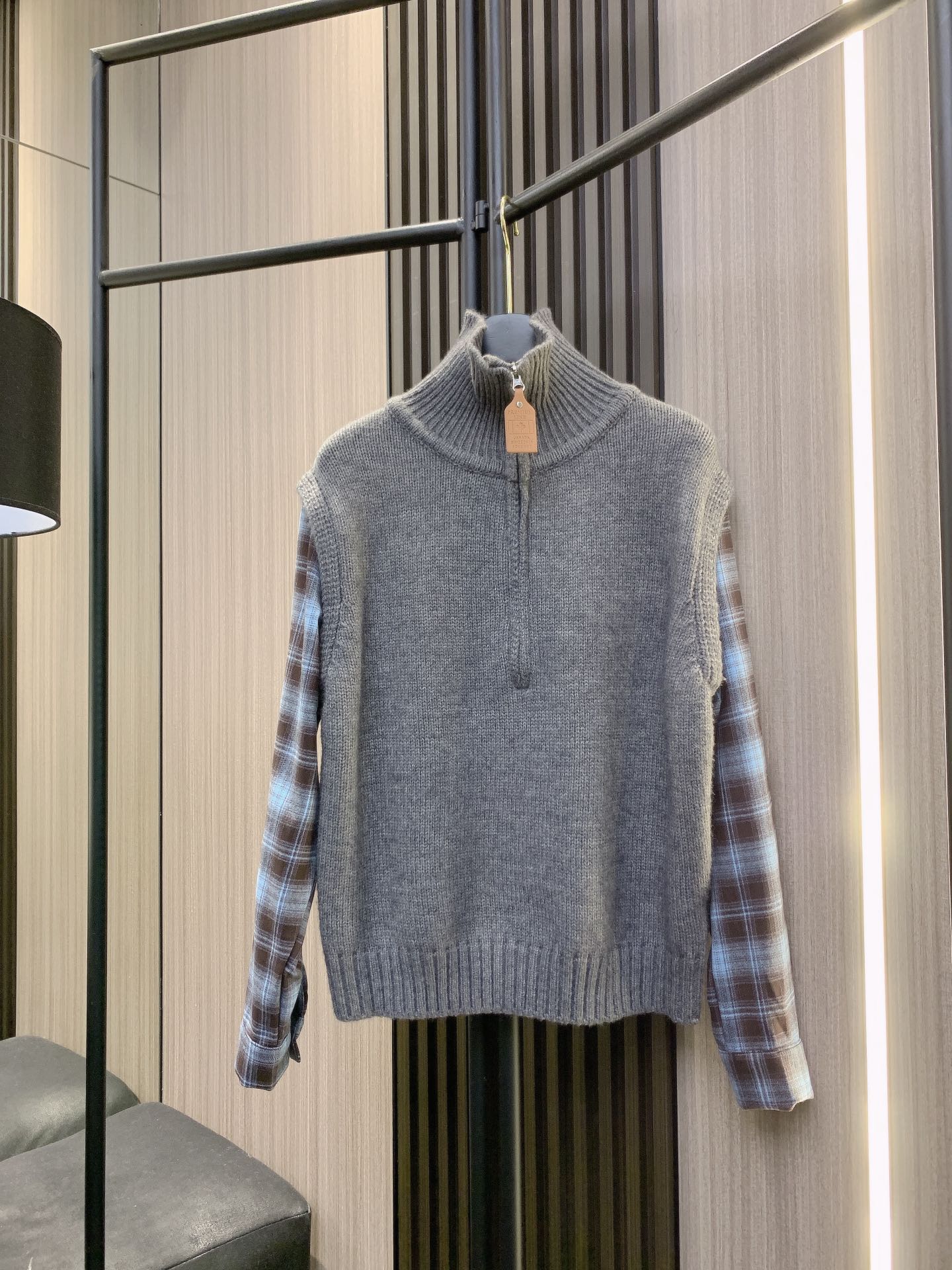 NO:295518,LOEWE 2025 new spliced ​​tops, high-end brand LOEWE gives you a full texture of wool cotton blend fabric, keep warm and not tugging, delicate and smooth, stand-up collar design adds a sense of nobility, convenient to match various inner wear items, modern semi-zipper plackets, easy to put on and take off, and very design sense late autumn temperature difference, this practical jacket is definitely a powerful tool to easily enhance taste 70 wool high proportion ensures warmth as the beginning 30 cotton enhances comfort, whether it is daily commuting or weekend leisure, it is an excellent choice for fashionable people. Two colors sml, loewe, jackets & coats, alexander wang19860909LOEWE2025年新款拼接上衣 高级品牌LOEWE 给你满满质感羊毛棉质混纺面料,保暖不扎身,手感细腻顺滑立领设计增添贵气感,方便搭配各种内搭单品摩登的半拉链开襟,轻松穿脱又很有设计感深秋温差大,这件实用的外套绝对是轻松提升品味的利器70羊毛的高比例确保温暖如初30棉质提升舒适度不管是日常通勤还是周末休闲都是时髦精们的绝佳选择两个色 sml,,loewe,jackets & coats,alexander wang,Women's clothing