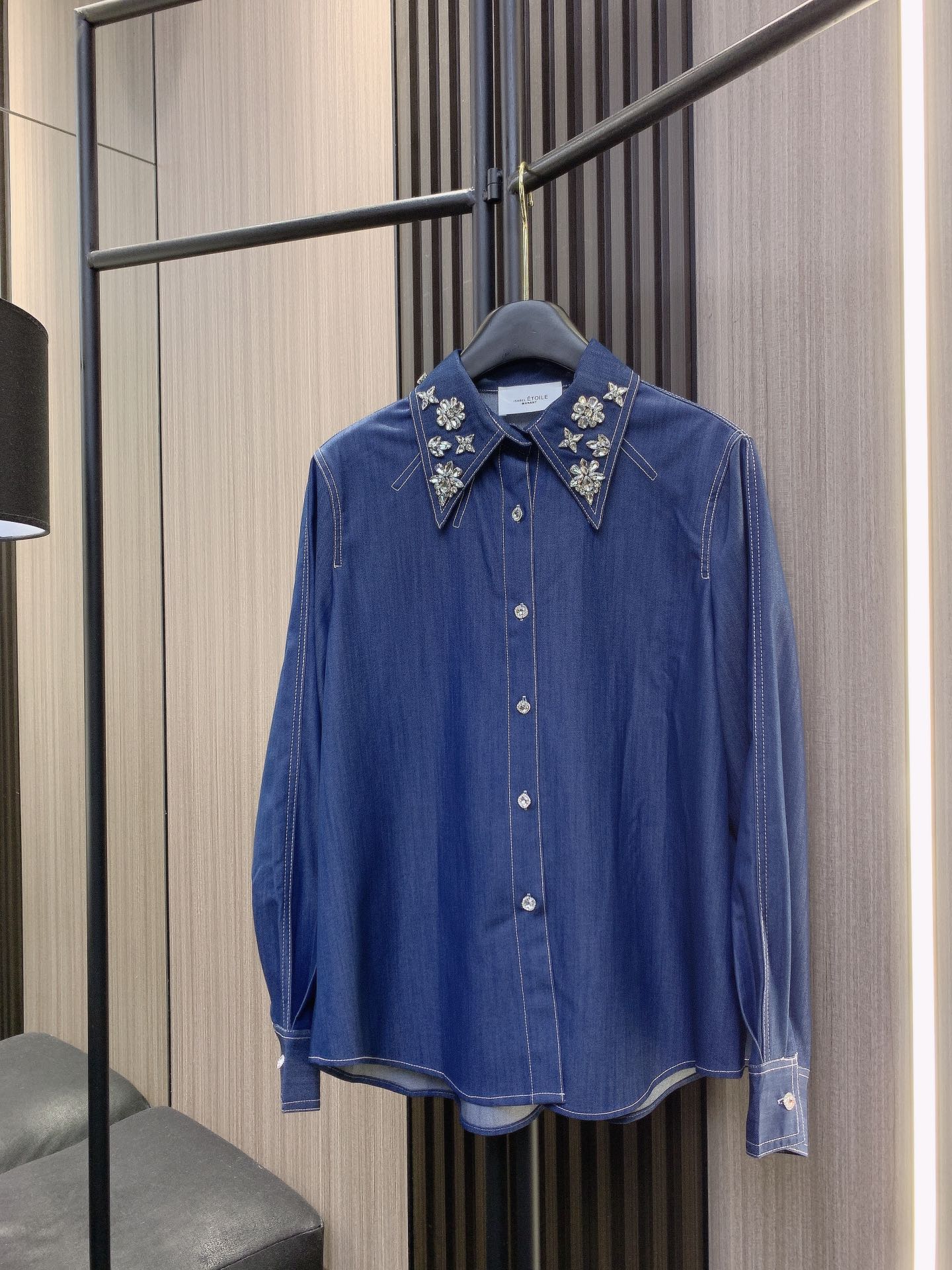 NO:295510,Isabel 2025 early spring new style. The beautiful and inexpensive Tiansi denim shirt is here. Selected high-quality Tiansi fabric, smooth draped and textured, with delicate nail beads embellishment, luxury and fashionable and versatile. Meet the summer small style skirt gently sways temperament and elegant and sweet. Wear it to make a shining girl. Two colors sml, skirts, shirts, alexander wang19860909伊莎贝尔2025年早春新款 好看不贵的天丝牛仔衬衫来啦精选优质天丝面料柔滑垂坠有质感搭配细腻钉珠点缀轻奢时髦又百搭遇见夏日小风裙摆轻轻晃动气质优雅又甜美穿上它做个闪闪发光的女孩吧两个色 sml,,skirts,shirts,alexander wang,Women's clothing