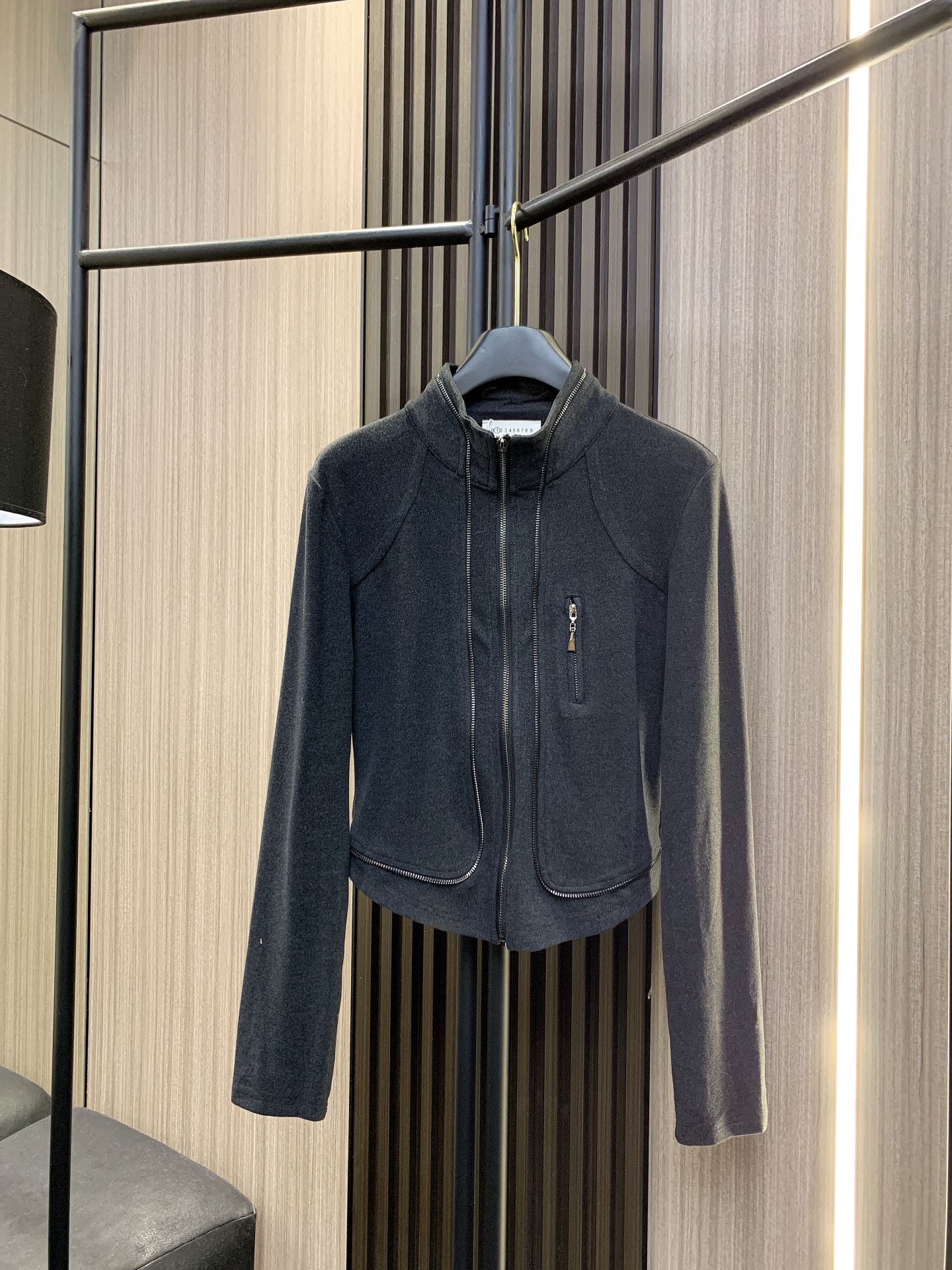 NO:295476,Magira's new 2025 shirt jacket tops are here!  Simple stand-up collar design shows the elegant neck lines, slim cut out perfect body shape exquisite zipper embellishment makes the overall look more fashionable. The fabric is made of high-quality fabrics, soft and comfortable, and does not pick people. It allows you to easily control the two colors of various occasions. SML, Jackets & coats, alexander wang19860909玛吉拉 2025年新款小衫外套上衣神级百搭单品来啦！简约立领设计展现颈部优雅线条修身裁剪勾勒完美身材精致拉链点缀让整体造型更显时髦面料选用高品质面料柔软舒适不挑人让你轻松驾驭各种场合两个色 sml,,jackets & coats,alexander wang,Women's clothing