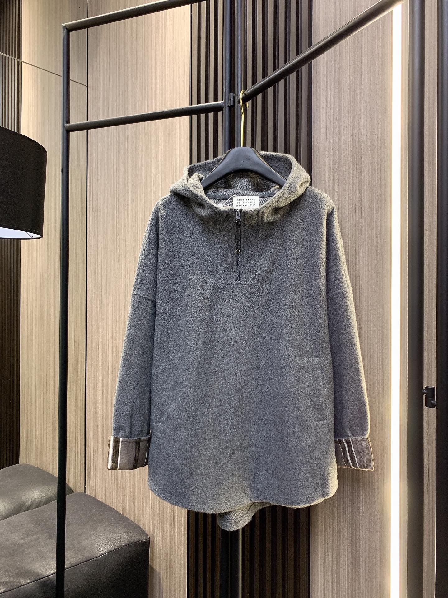 NO:295470,Maison Margiela The new 2025 hooded top is another Maison Margiela that makes people want to stop!  The hooded sweatshirt made of German velvet pure cotton material is really comfortable and full of loose fitting to cover the flesh to make it slim. The iconic splicing striped hand sleeves are hidden. The details are low-key and have a bit of high-end feel. The pullover design is simple and elegant. The line feels of the hood makes the whole layered. The key is that it is versatile and not picky about people. The must-have items are two colors. SML, hoodie, sweatshirts, hats, alexander wang19860909玛吉拉 2025年新款连帽上衣又是一件让人欲罢不能的Maison Margiela！德绒纯棉材质的连帽卫衣真的舒适感拉满宽松版型遮肉显瘦标志性的拼接条纹手袖 细节若隐若现低调又带点高级感套头设计简约大方,兜帽的线条感让整体更有层次 关键是百搭不挑人穿搭必备单品了两个色 sml,,hoodie,sweatshirts,hats,alexander wang,Women's clothing