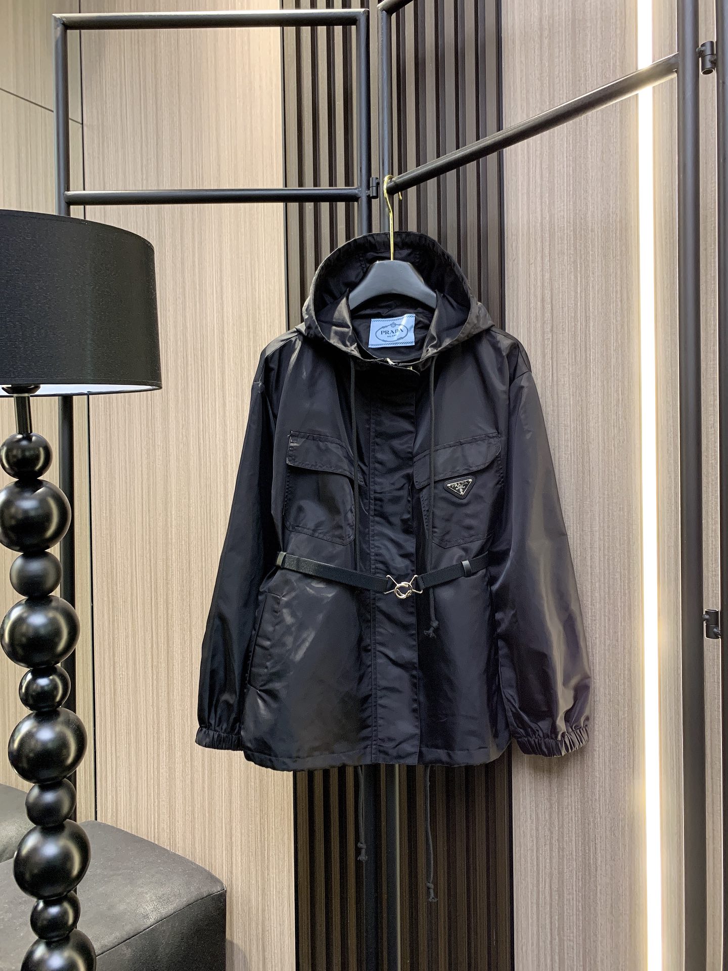 NO:295482,PRADA 2025 new jacket with shoulders slightly lowered hands into the pocket, domineering work jacket The zipper directly pulls to the neck with a handsome and neat sense of lines, easily holds the whole body and expresses low-key luxury. The belt is more layered. The hood is covered with wind and rain, and the comfort is full. The side webbing is loose and comfortable, making it more free to exercise. Quality fabric, comfortable and breathable inside. The overall neat and stylish, easy to match with all kinds of lower bodies. It is the most beautiful baby on the street. Pictures are monochrome sml, prada, jackets & coats, hats, alexander wang19860909PRADA 2025年新款外套双肩微垂手插兜,霸气十足的工装外套 拉链直接拉到脖子帅气利落的线条感 轻松hold住全身造型散发低调奢华 自带腰带穿搭更有层次感 连帽遮风挡雨,舒适度拉满 侧边织带宽松舒适,让运动更自由 品质面料,内里舒适透气 整体利落有型,轻松搭配各类下半身 穿上就是街头最靓的崽 图片单色 sml,,prada,jackets & coats,hats,alexander wang,Women's clothing