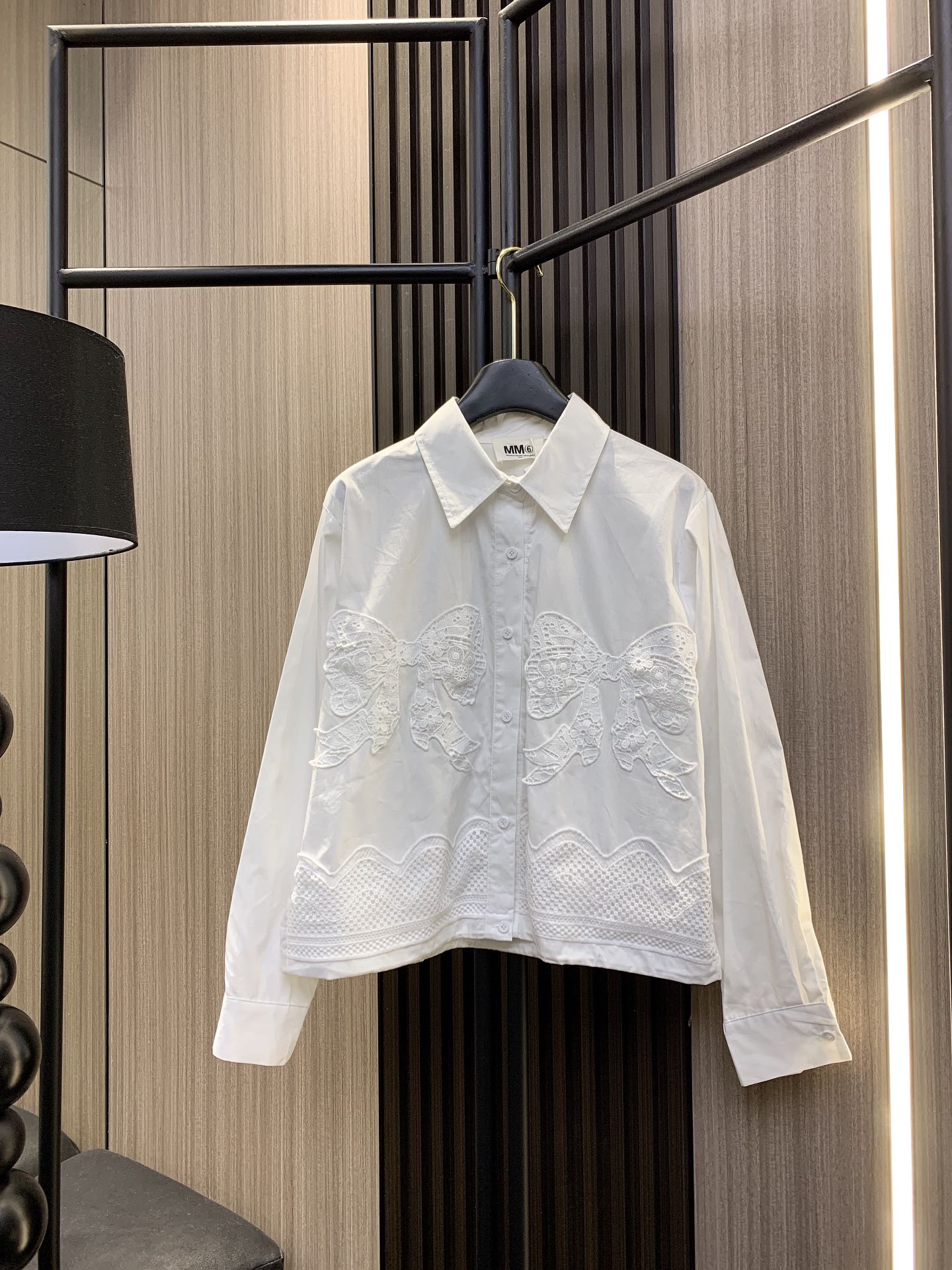 NO:295493,mm6 2025 early spring new model is available when the classic lapel meets avant-garde splicing. I was moved at first sight when I saw it. MM6's special splicing technology makes the shirt go away from monotony. The unique bow lace splicing design makes it easy to create visual focus. The loose hem tightens and adjusts to cover the flesh to make it look slim. The way to dress fat and thin is switched at will, and it is easy to wear a big brand temperament. This shirt is definitely a sweet item in the wardrobe. It is not picky about people, not picky about occasions, whoever wears it is fashionable. Three colors sml,,masion margiela,shirts,alexander wang19860909mm6 2025年早春新款上新当经典翻领遇上前卫拼接 看见它的第一眼就心动了 MM6特制拼接工艺让衬衫脱离单调 独特的蝴蝶结蕾丝拼接设计, 轻松制造视觉焦点 宽松版型下摆收紧调节 遮肉显瘦 胖瘦穿搭方式随心切换,轻松穿出大牌气质 这件衬衫绝对是衣柜里的甜美单品 不挑人,不挑场合,谁穿谁时髦 三个色sml,,masion margiela,shirts,alexander wang,Women's clothing