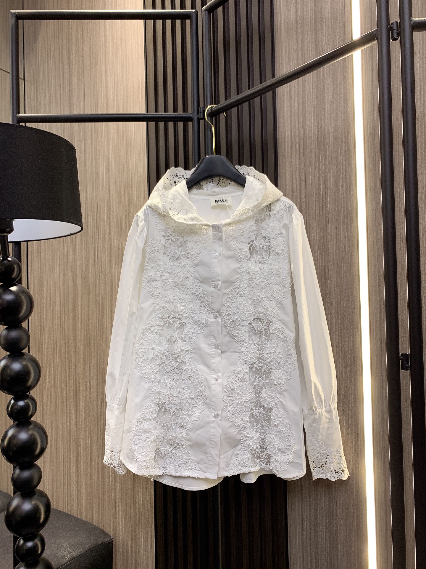 NO:295487,MM6 2025 early spring new style of new spliced ​​lace hooded shirt looks tall and handsome. This hooded shirt is really amazing. The spliced ​​lace design makes the overall layering and loose style easily create a casual street sweet and fresh style. The hooded design makes the overall look more attitude, whether it is matched with jeans or sweatpants, it is super suitable for the jacket. When wearing a shirt, you can save the whole wardrobe. The items in the wardrobe can easily wear the street fashion sense. Monochrome Picture color sml,,masion margiela,jeans,jackets & coats,shirts,hats,alexander wang19860909MM6 2025年早春新款上新拼接蕾丝连帽衬衫显高又帅气这件连帽衬衫真的绝了拼接蕾丝设计让整体层次感超强搭配宽松版型轻松打造率性街头甜美小清新范.连帽设计让整体造型更有态度不管是搭配牛仔裤还是运动裤都超级合适当外套 当衬衫穿搭一件就能拯救整个衣橱的单品轻松穿出街头时尚感 单色 图片色 sml,,masion margiela,jeans,jackets & coats,shirts,hats,alexander wang,Women's clothing