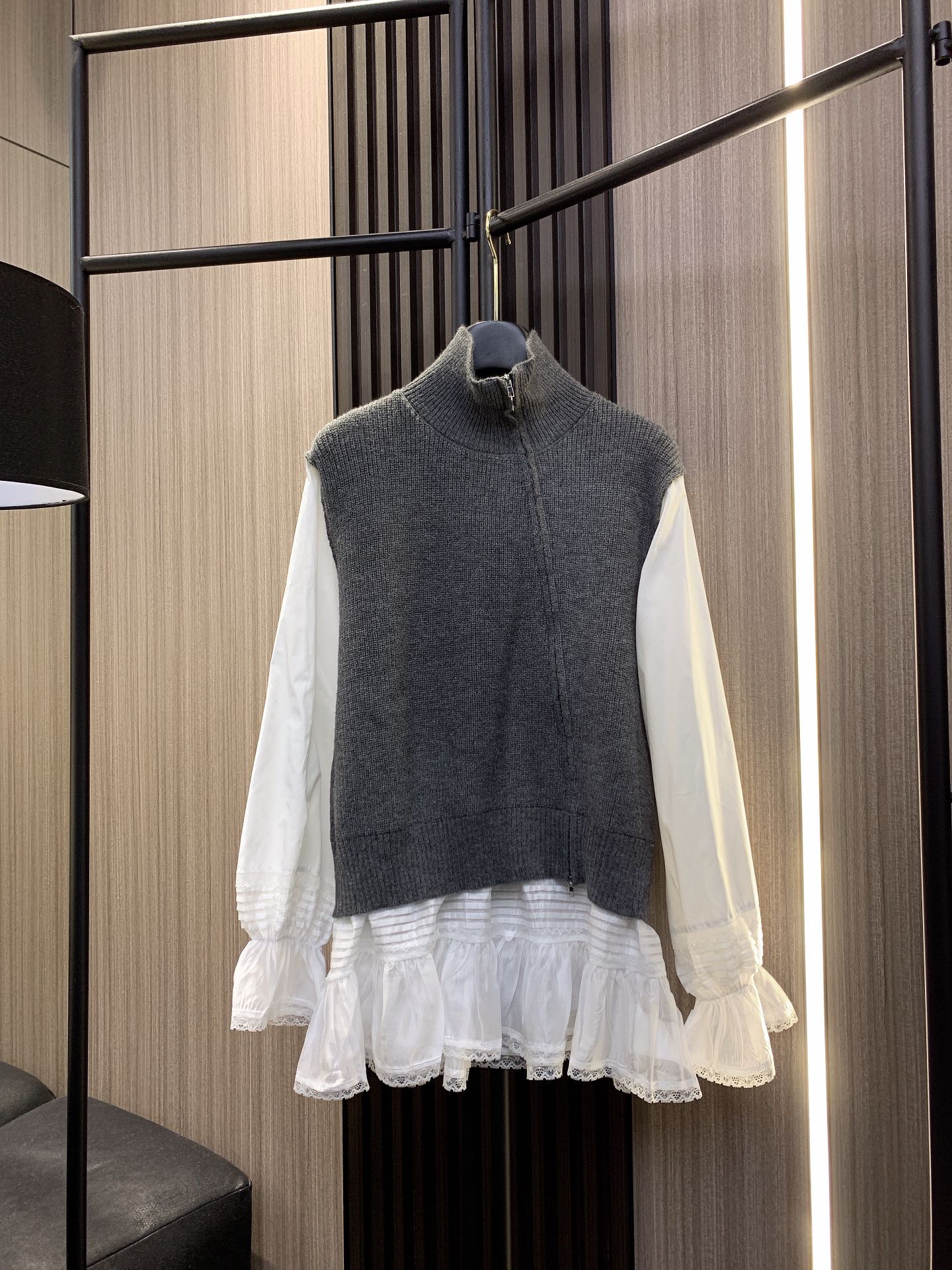 NO:295494,Magira's new 2025 model is available in the new Italian minimalist Magira Tennis wool fake two pieces | The high-end feeling of wearing multiple clothes unlocks a new height for autumn and winter outfits!  70 wool cotton, warm and high-end!  The addition of Tennis makes the fabric smooth and comfortable, the stand-up collar design makes it look taller and slim, the cuffs and rubber zipper designs are fashionable, stylish, black and slim and versatile, can be casual and commuting, and can easily control one piece to show a sense of quality in various occasions, and easily concave the high-end single item two colors sml, alexander wang19860909玛吉拉2025年新款上新意式极简主义玛吉拉天丝羊毛假两件｜一衣多穿的高级感解锁秋冬穿搭新高度！70羊毛棉,温暖又不失高级！天丝的加入让面料柔滑又舒适,立领设计显高显瘦,袖口橡筋和拉链设计时髦有型黑色显瘦百搭,可休闲可通勤,各种场合轻松驾驭一件穿出品质感,轻松凹造型高级单品两个色 sml,,alexander wang,Women's clothing