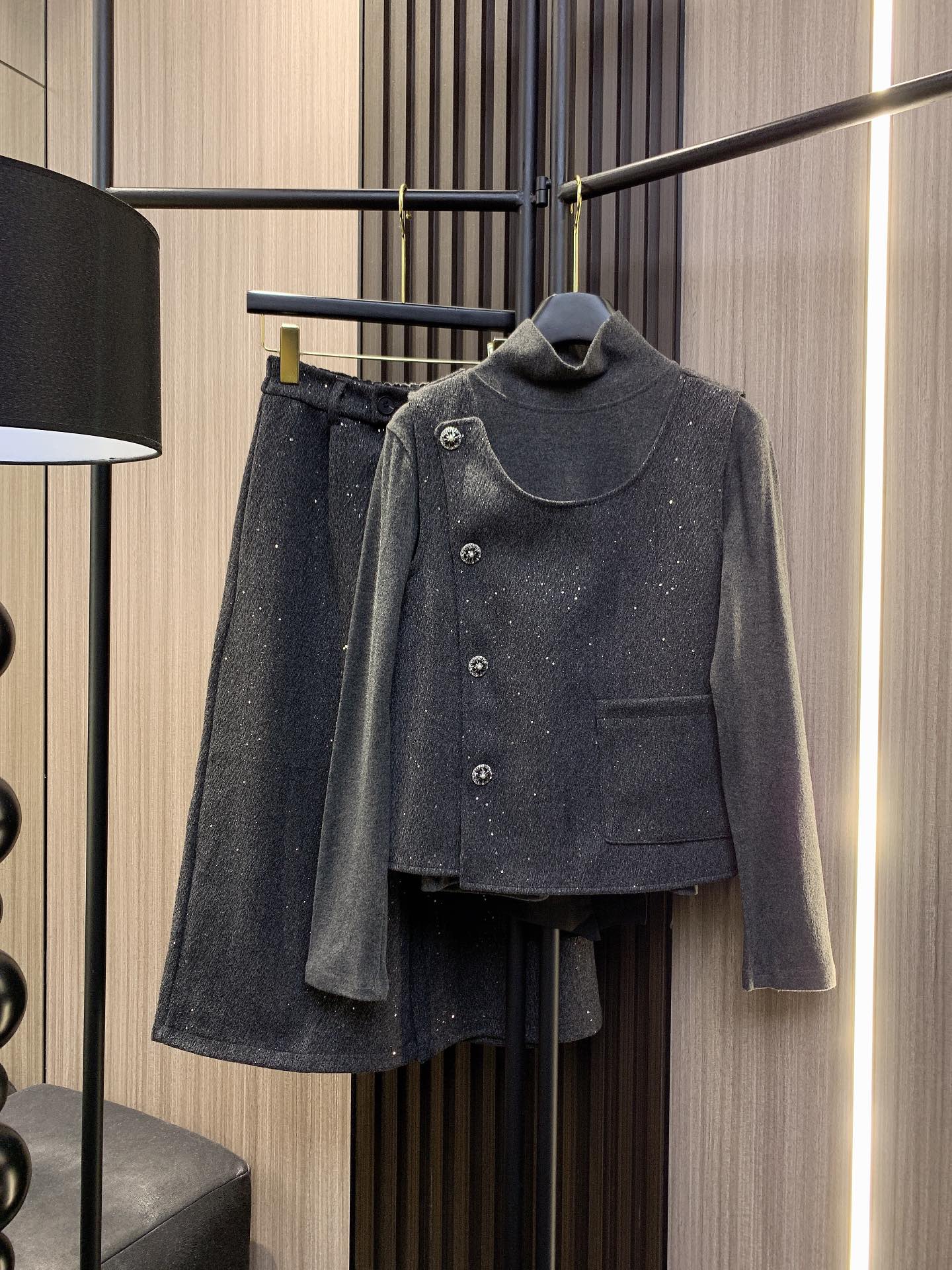 NO:295488,MM6 22025 new model is available today | The light and fashionable three-piece set is here!  The side buckle design vest is very design-like, inner layer, perspective base shirt, super temperament, seven-point wide-leg pants, modified legs, tall, three-piece set, super gentle and high-end two-color sml,,masion margiela,alexander wang19860909MM6 22025年新款上新今日上新|轻熟洋气三件套来啦！侧边扣设计的马甲很有设计感内搭透视打底衫超显气质七分阔腿裤修饰腿型显高挑三件套搭配起来超级温柔高级两个色 sml,,masion margiela,alexander wang,Women's clothing