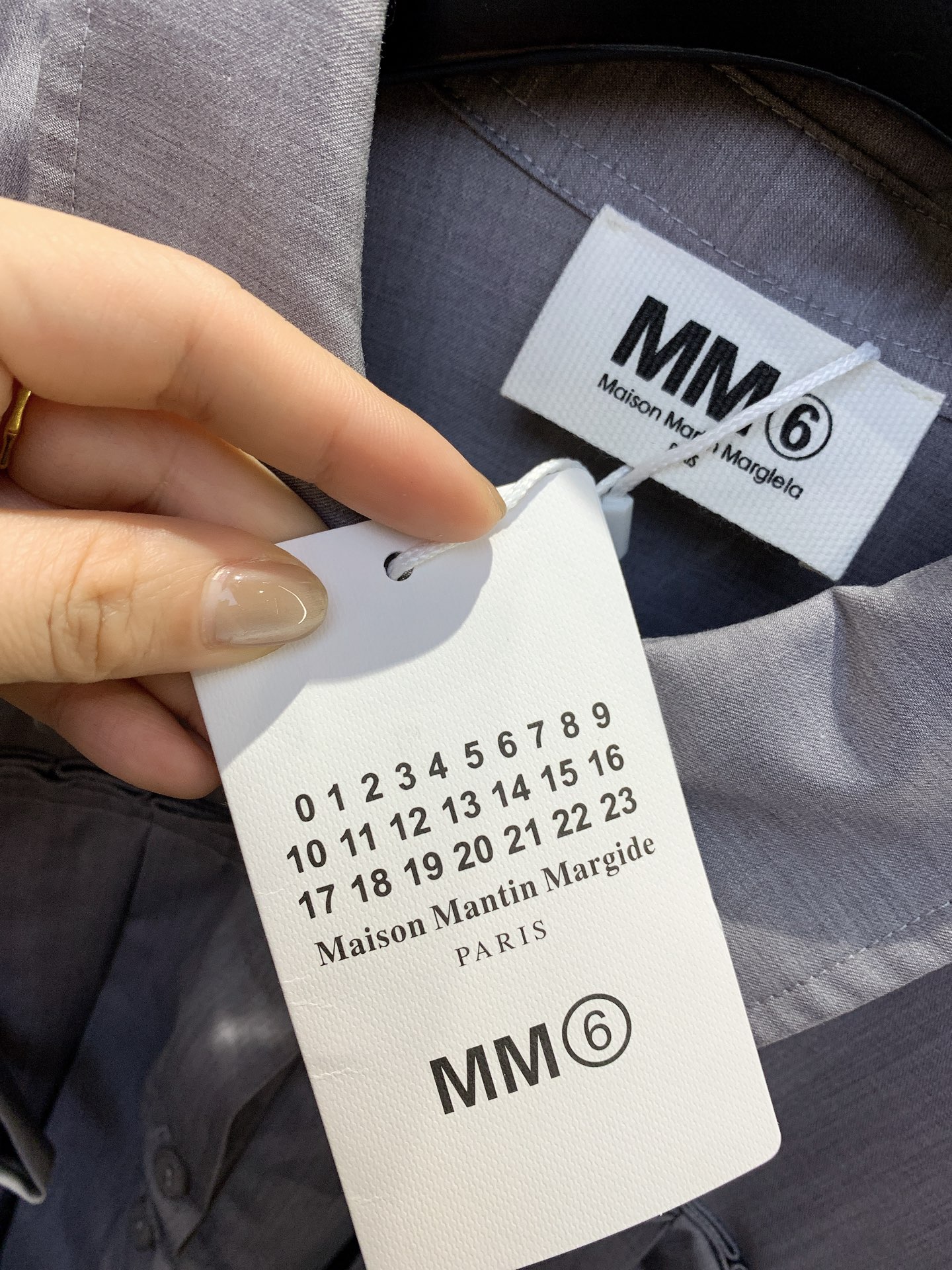 ✨✨✨MM6✨✨✨2025年秋冬新版蝴蝶结🎀衬衫 简约不失设计感的现代感衬衫✨一件就能穿出高级感✨精致的