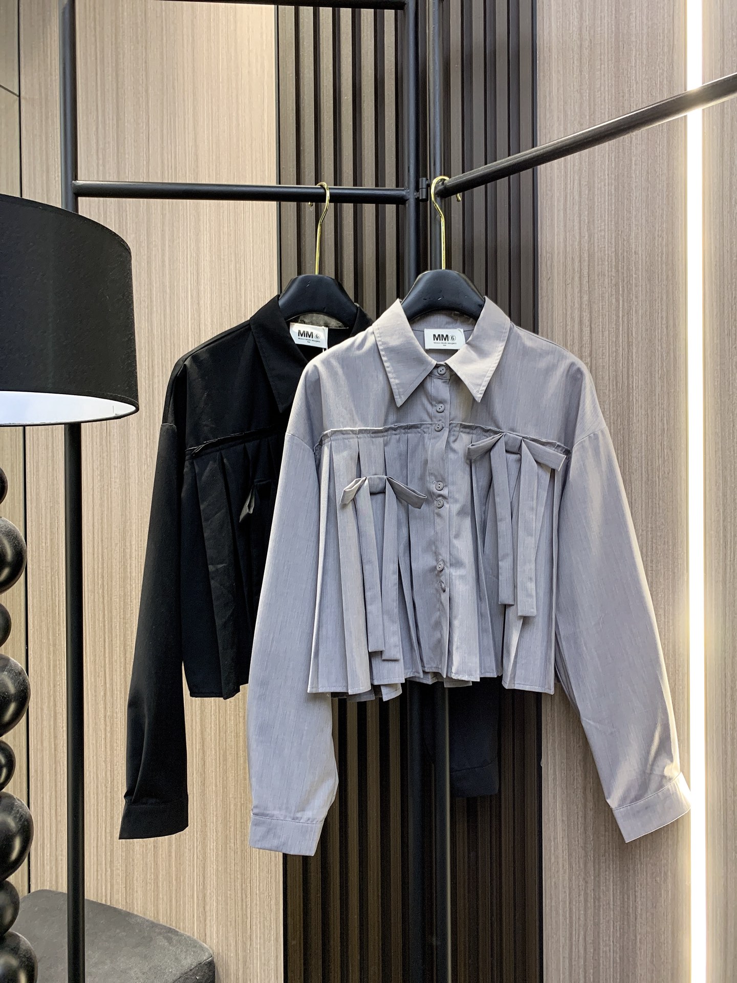 ✨✨✨MM6✨✨✨2025年秋冬新版蝴蝶结🎀衬衫 简约不失设计感的现代感衬衫✨一件就能穿出高级感✨精致的