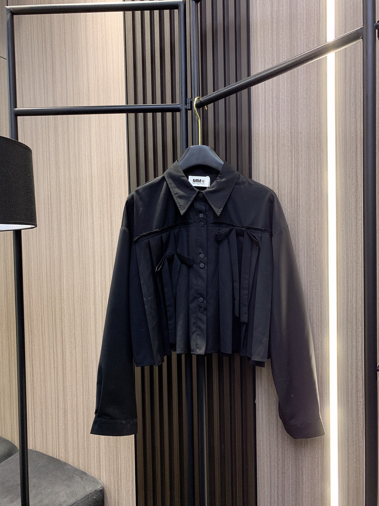 ✨✨✨MM6✨✨✨2025年秋冬新版蝴蝶结🎀衬衫 简约不失设计感的现代感衬衫✨一件就能穿出高级感✨精致的