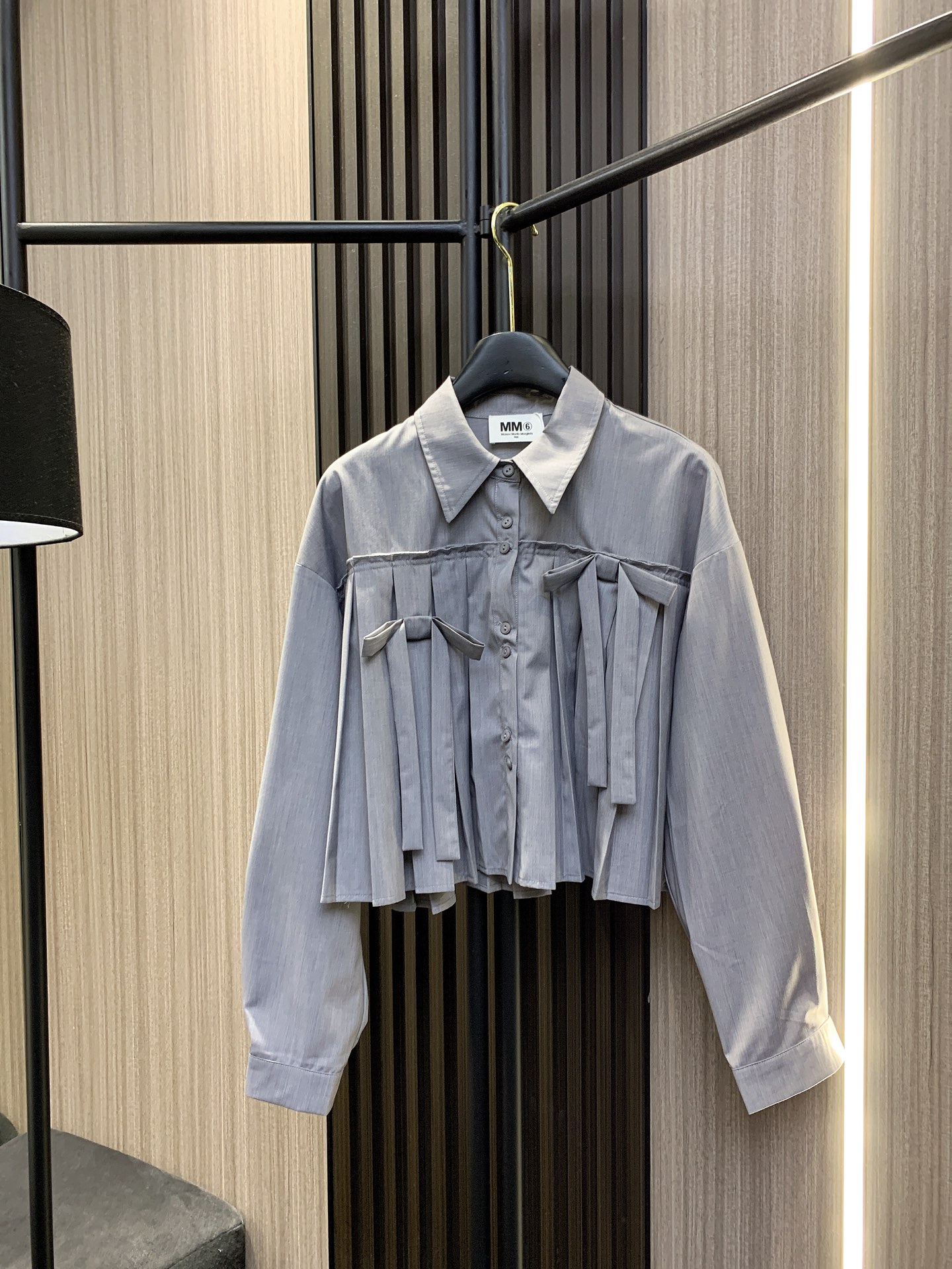 ✨✨✨MM6✨✨✨2025年秋冬新版蝴蝶结🎀衬衫 简约不失设计感的现代感衬衫✨一件就能穿出高级感✨精致的