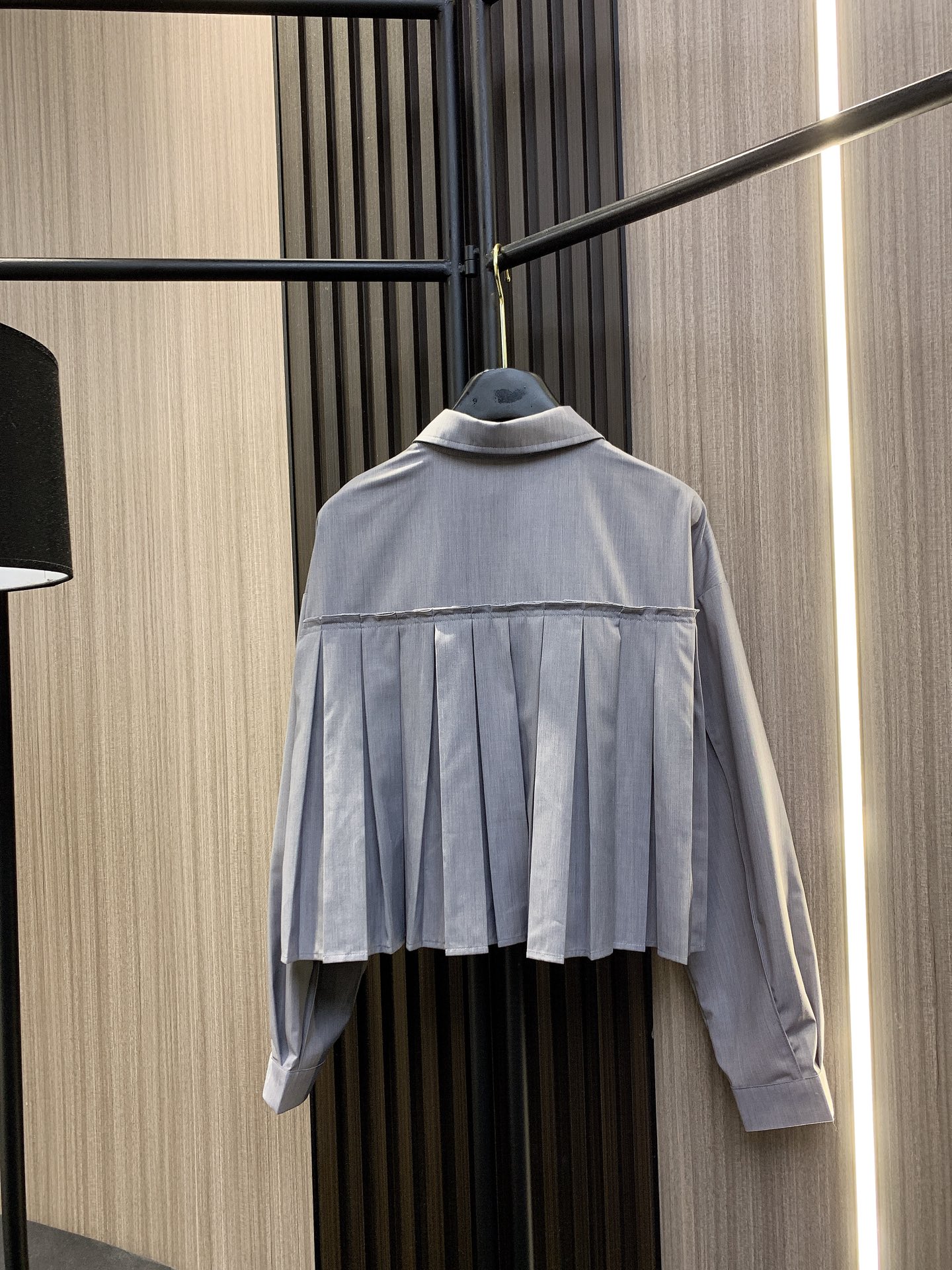 ✨✨✨MM6✨✨✨2025年秋冬新版蝴蝶结🎀衬衫 简约不失设计感的现代感衬衫✨一件就能穿出高级感✨精致的