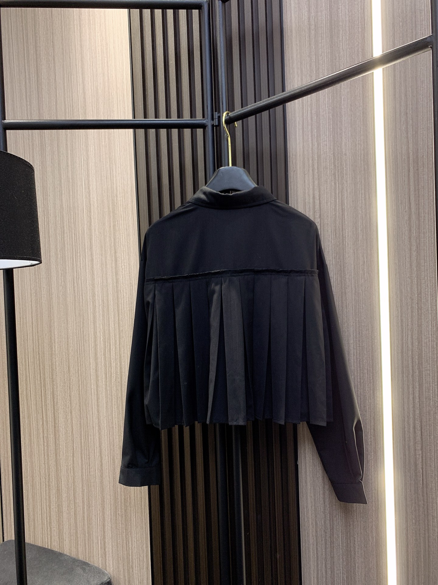 ✨✨✨MM6✨✨✨2025年秋冬新版蝴蝶结🎀衬衫 简约不失设计感的现代感衬衫✨一件就能穿出高级感✨精致的