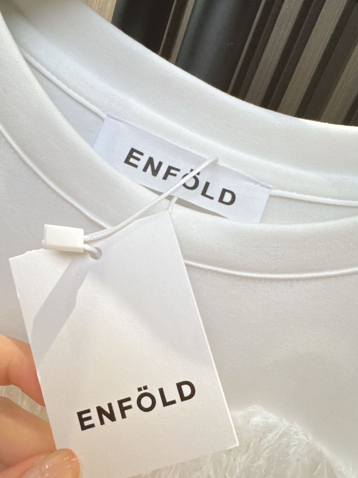 ✨✨✨ENFOLD✨✨✨2025秋季新款💫胸前羽毛拼接漏肩套头长袖上衣 - 温柔灵动，展现轻熟魅力！精选