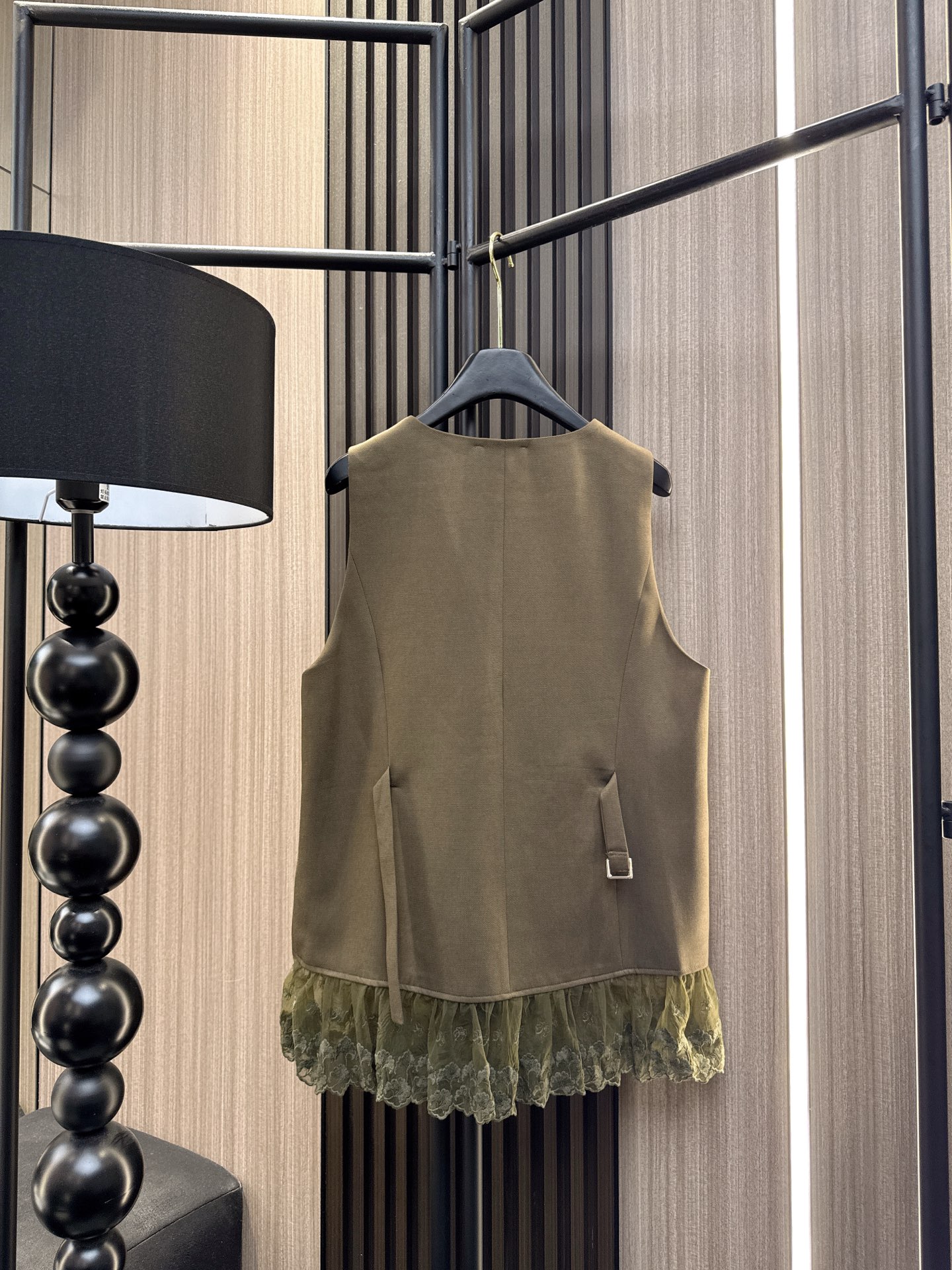 ✨✨✨MM6✨✨✨2025秋冬新款💫温柔系女孩必入！下摆精致绣花蕾丝拼接设计，V领无袖马甲上衣展现优雅锁