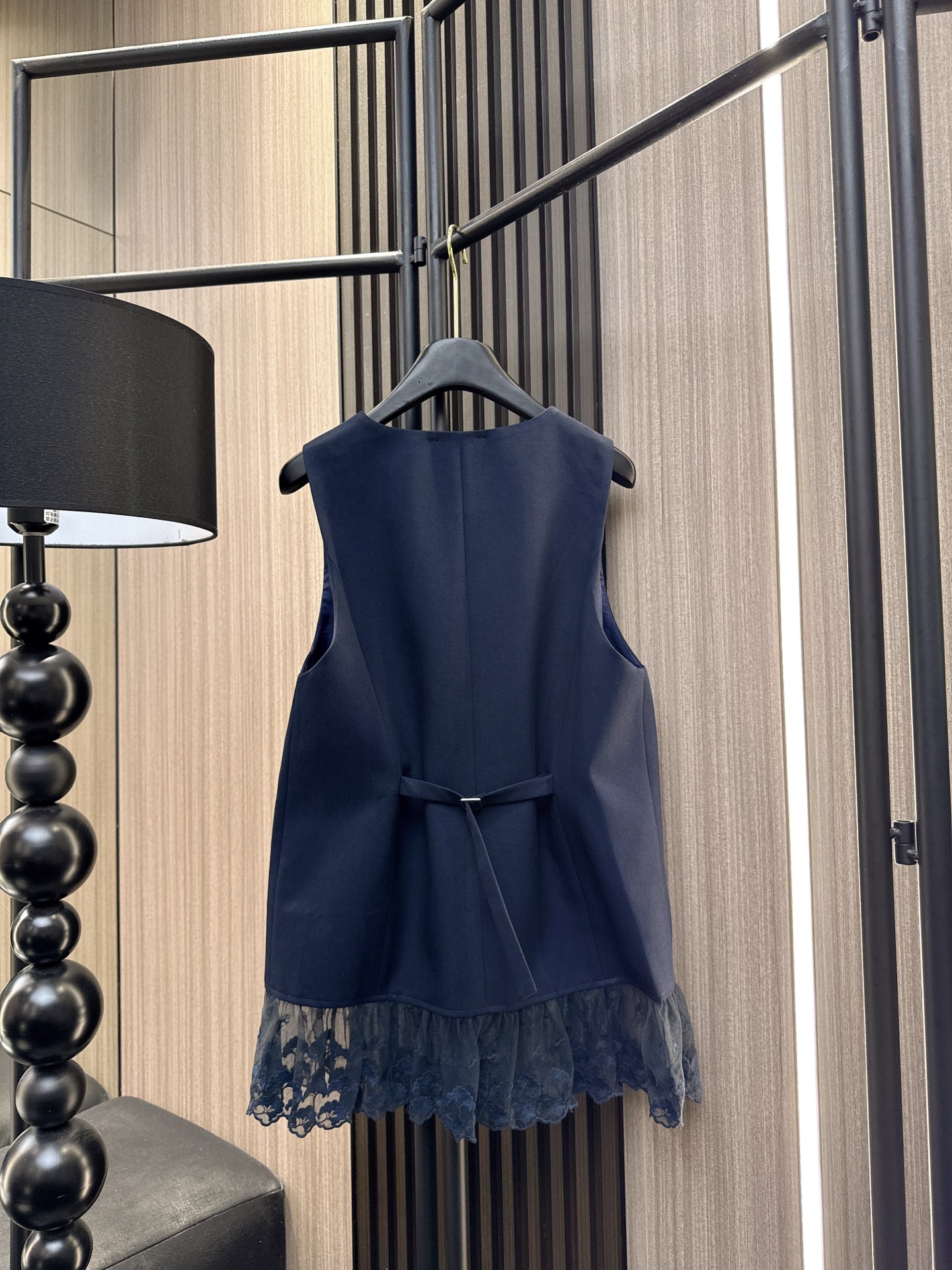 ✨✨✨MM6✨✨✨2025秋冬新款💫温柔系女孩必入！下摆精致绣花蕾丝拼接设计，V领无袖马甲上衣展现优雅锁