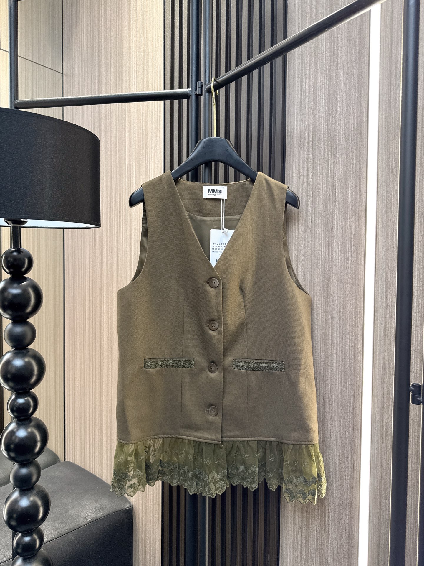 ✨✨✨MM6✨✨✨2025秋冬新款💫温柔系女孩必入！下摆精致绣花蕾丝拼接设计，V领无袖马甲上衣展现优雅锁