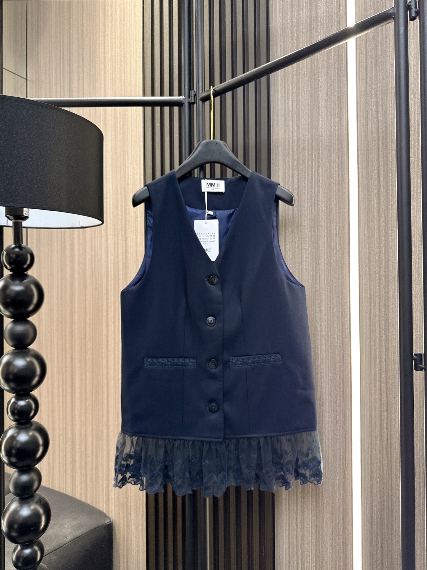 ✨✨✨MM6✨✨✨2025秋冬新款💫温柔系女孩必入！下摆精致绣花蕾丝拼接设计，V领无袖马甲上衣展现优雅锁