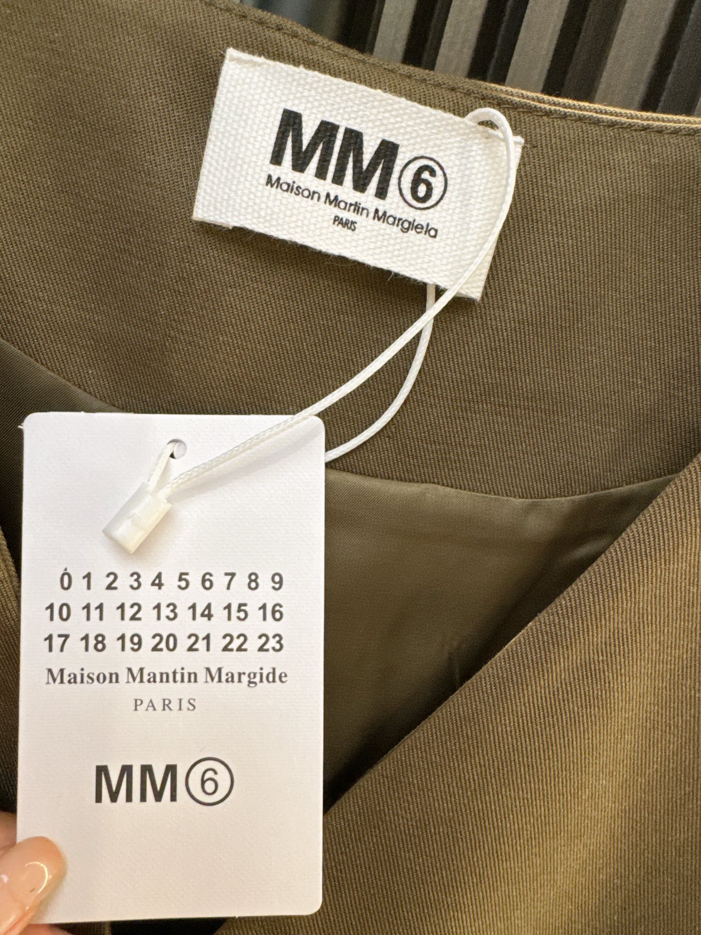 ✨✨✨MM6✨✨✨2025秋冬新款💫温柔系女孩必入！下摆精致绣花蕾丝拼接设计，V领无袖马甲上衣展现优雅锁