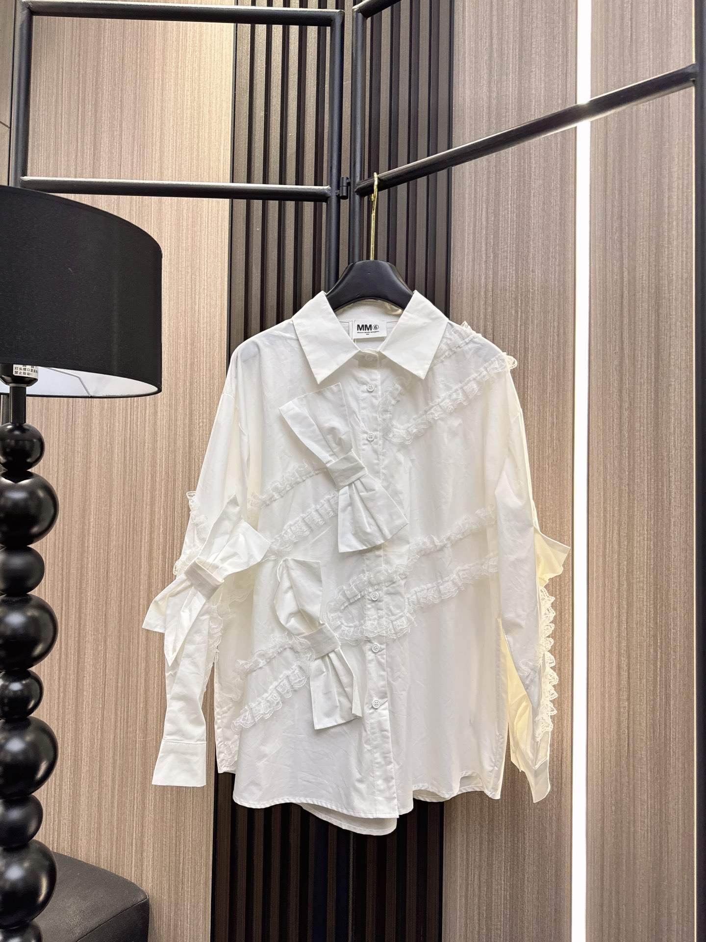 ✨✨✨MM6✨✨✨2025秋冬新款💫精致蕾丝拼接设计，超大蝴蝶结点缀，打造气质名媛风范！翻领长袖衬衫尽显