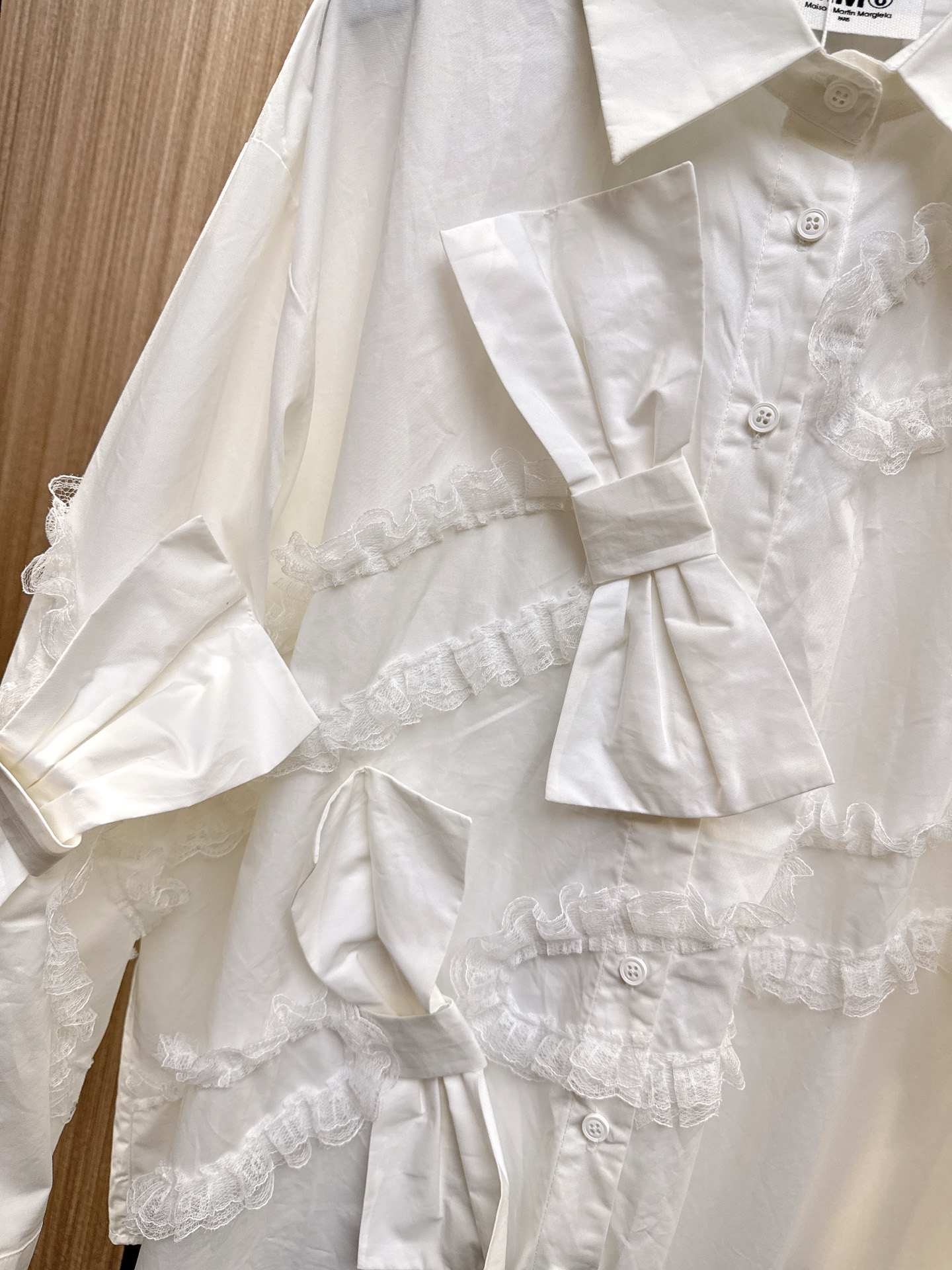 ✨✨✨MM6✨✨✨2025秋冬新款💫精致蕾丝拼接设计，超大蝴蝶结点缀，打造气质名媛风范！翻领长袖衬衫尽显