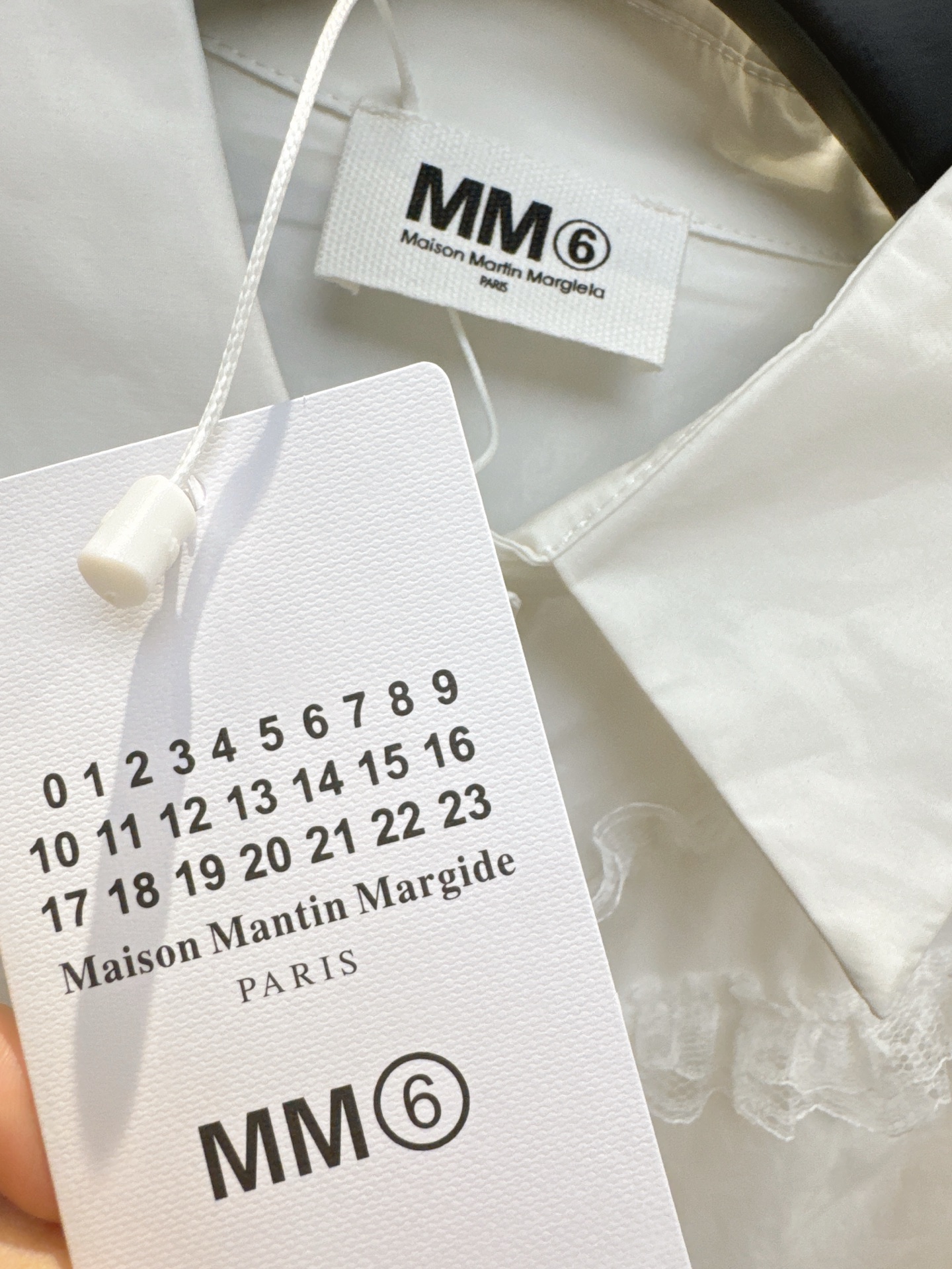 ✨✨✨MM6✨✨✨2025秋冬新款💫精致蕾丝拼接设计，超大蝴蝶结点缀，打造气质名媛风范！翻领长袖衬衫尽显