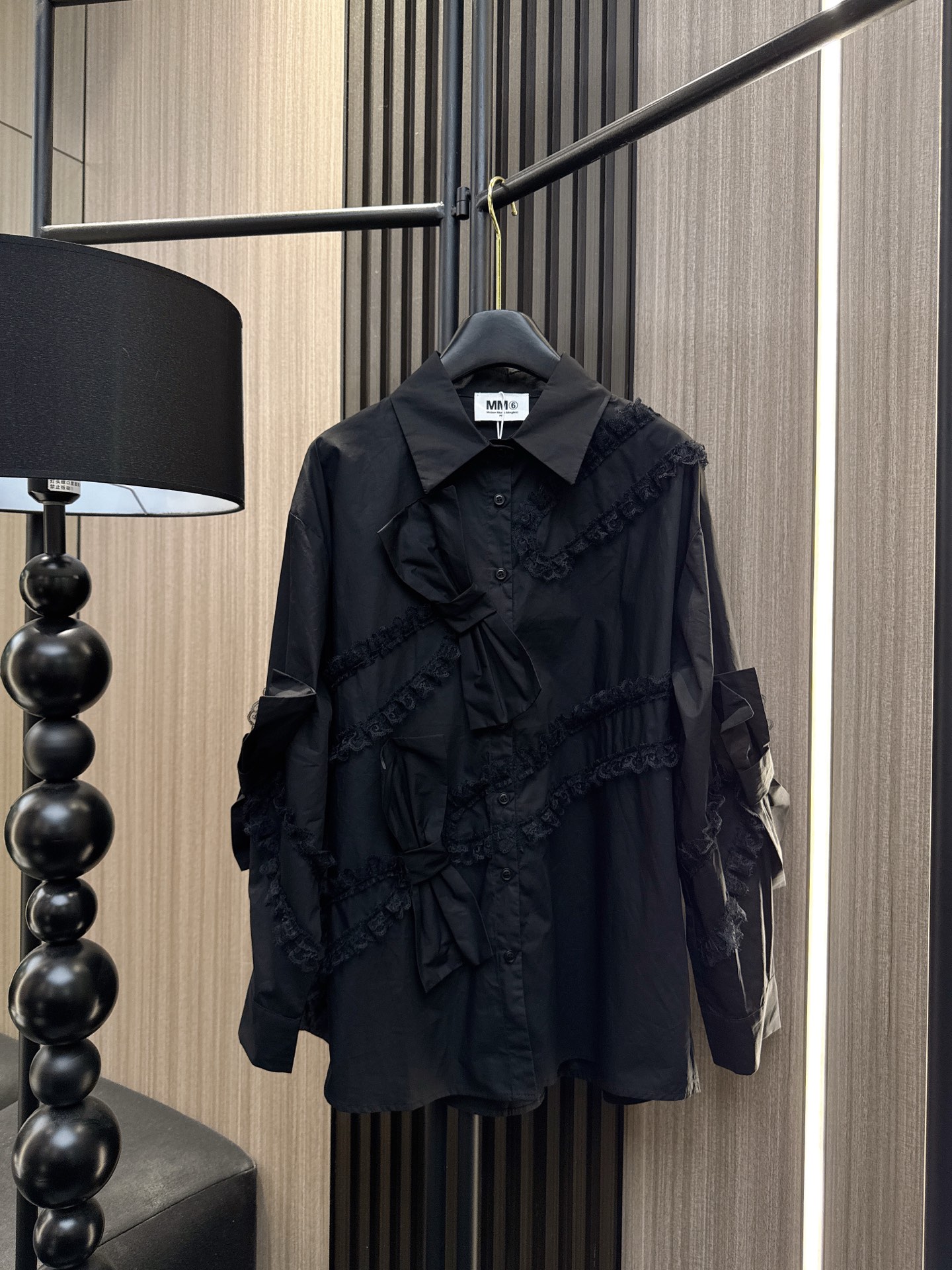 ✨✨✨MM6✨✨✨2025秋冬新款💫精致蕾丝拼接设计，超大蝴蝶结点缀，打造气质名媛风范！翻领长袖衬衫尽显