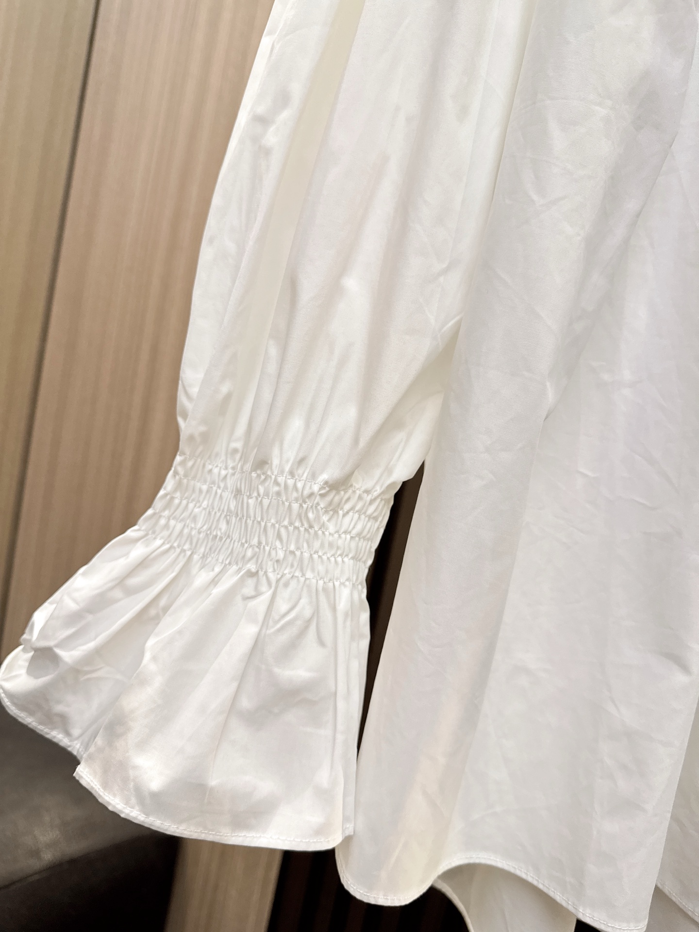 ✨✨✨伊莎贝尔✨✨✨2025秋冬新款💫前领串珠+压褶双重设计，袖口精美打揽工艺💫细节处见品质，日常穿搭显