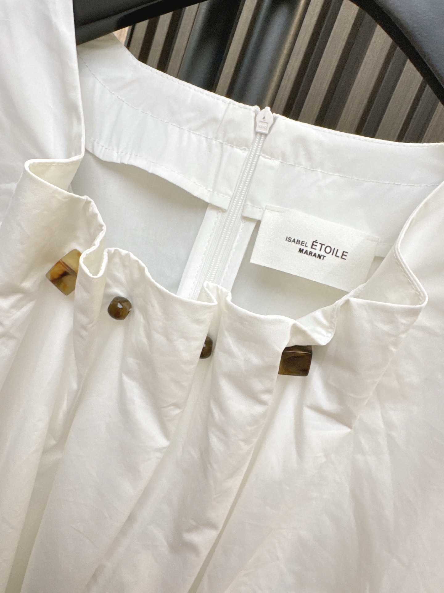 ✨✨✨伊莎贝尔✨✨✨2025秋冬新款💫前领串珠+压褶双重设计，袖口精美打揽工艺💫细节处见品质，日常穿搭显