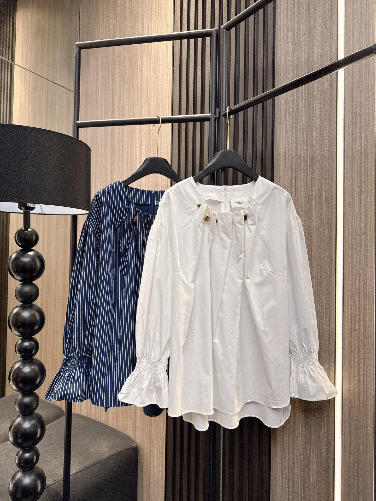 ✨✨✨伊莎贝尔✨✨✨2025秋冬新款💫前领串珠+压褶双重设计，袖口精美打揽工艺💫细节处见品质，日常穿搭显