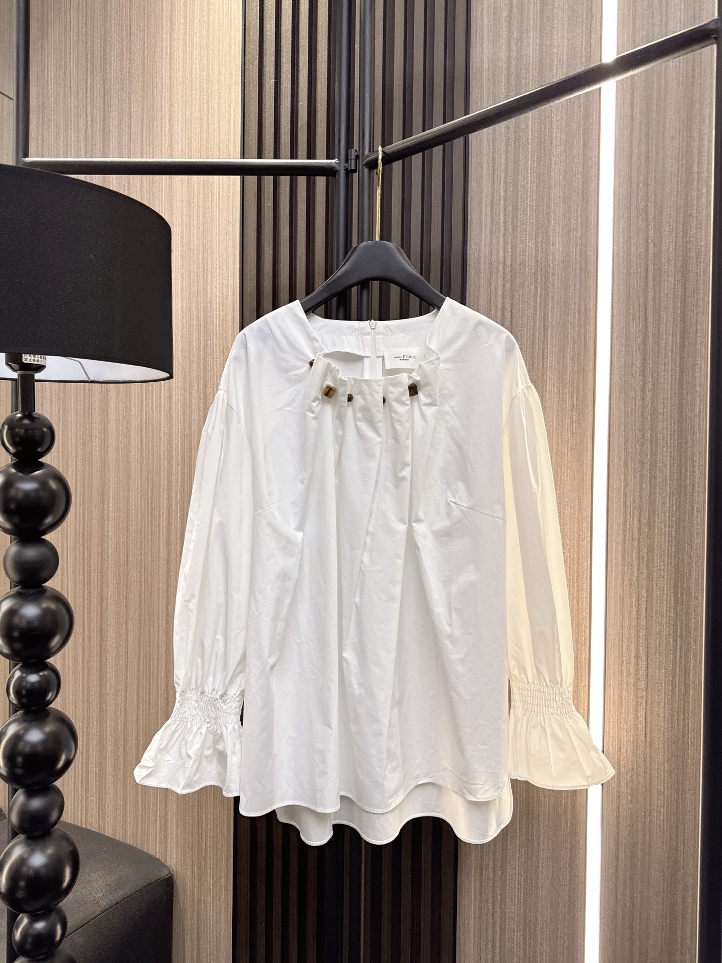 ✨✨✨伊莎贝尔✨✨✨2025秋冬新款💫前领串珠+压褶双重设计，袖口精美打揽工艺💫细节处见品质，日常穿搭显