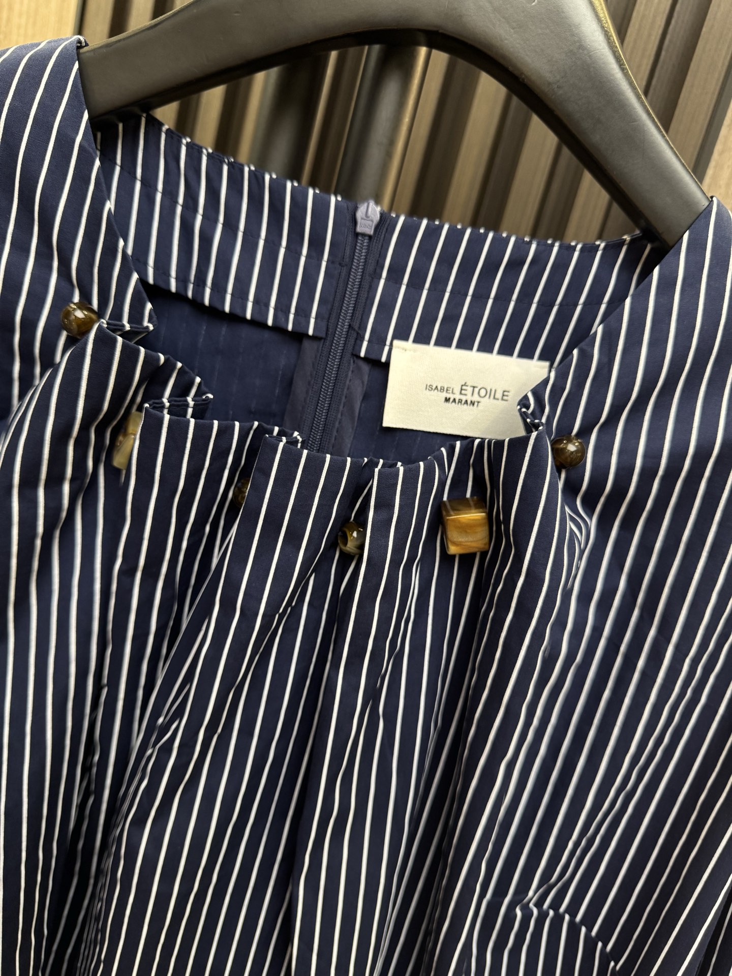 ✨✨✨伊莎贝尔✨✨✨2025秋冬新款💫前领串珠+压褶双重设计，袖口精美打揽工艺💫细节处见品质，日常穿搭显