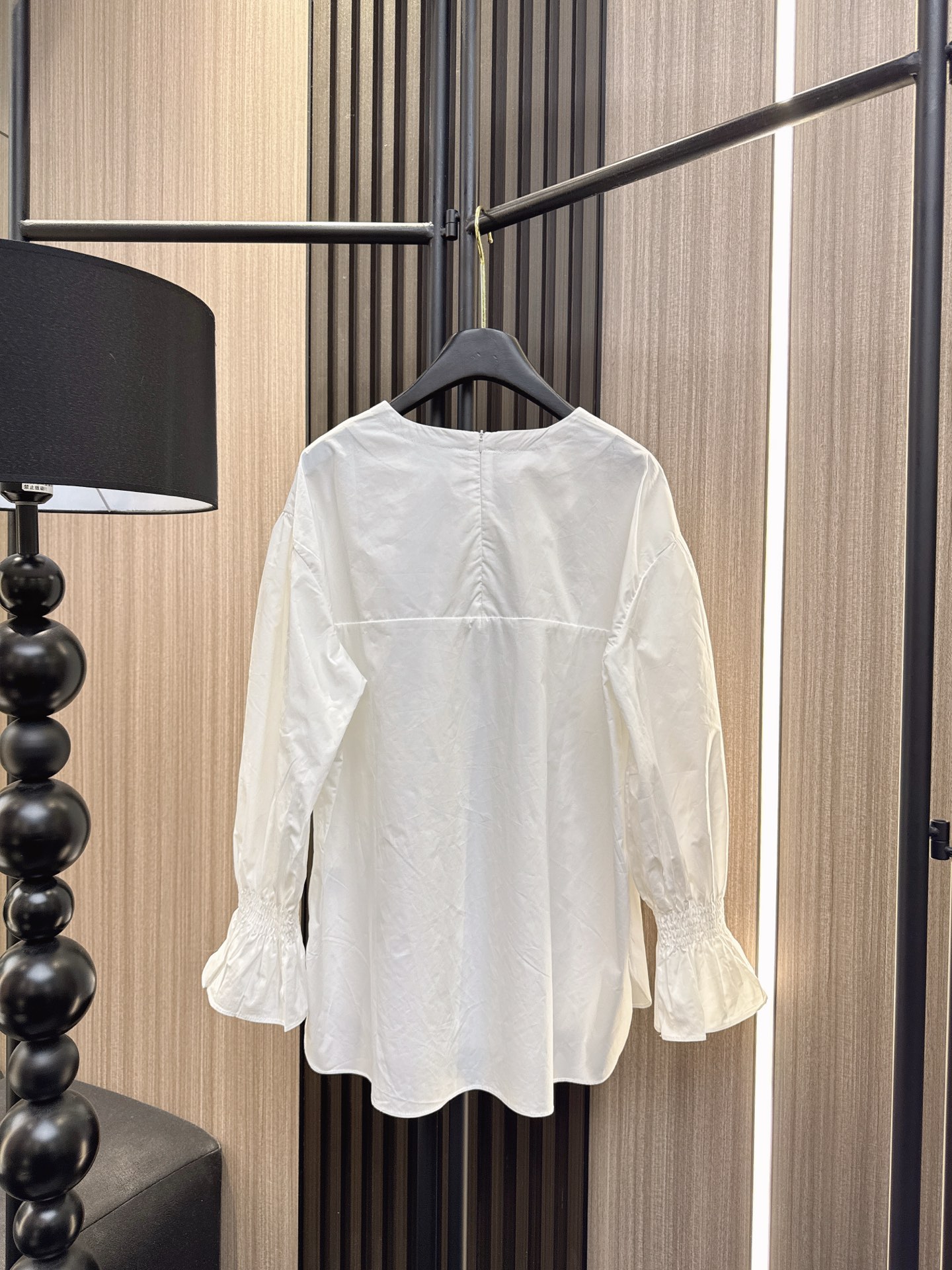 ✨✨✨伊莎贝尔✨✨✨2025秋冬新款💫前领串珠+压褶双重设计，袖口精美打揽工艺💫细节处见品质，日常穿搭显