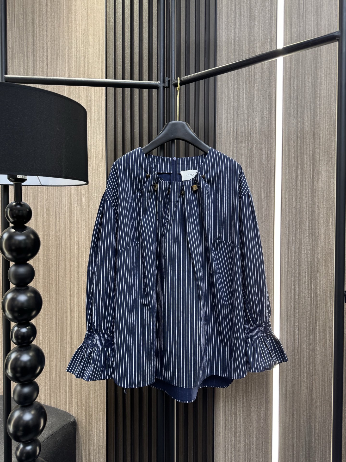 ✨✨✨伊莎贝尔✨✨✨2025秋冬新款💫前领串珠+压褶双重设计，袖口精美打揽工艺💫细节处见品质，日常穿搭显