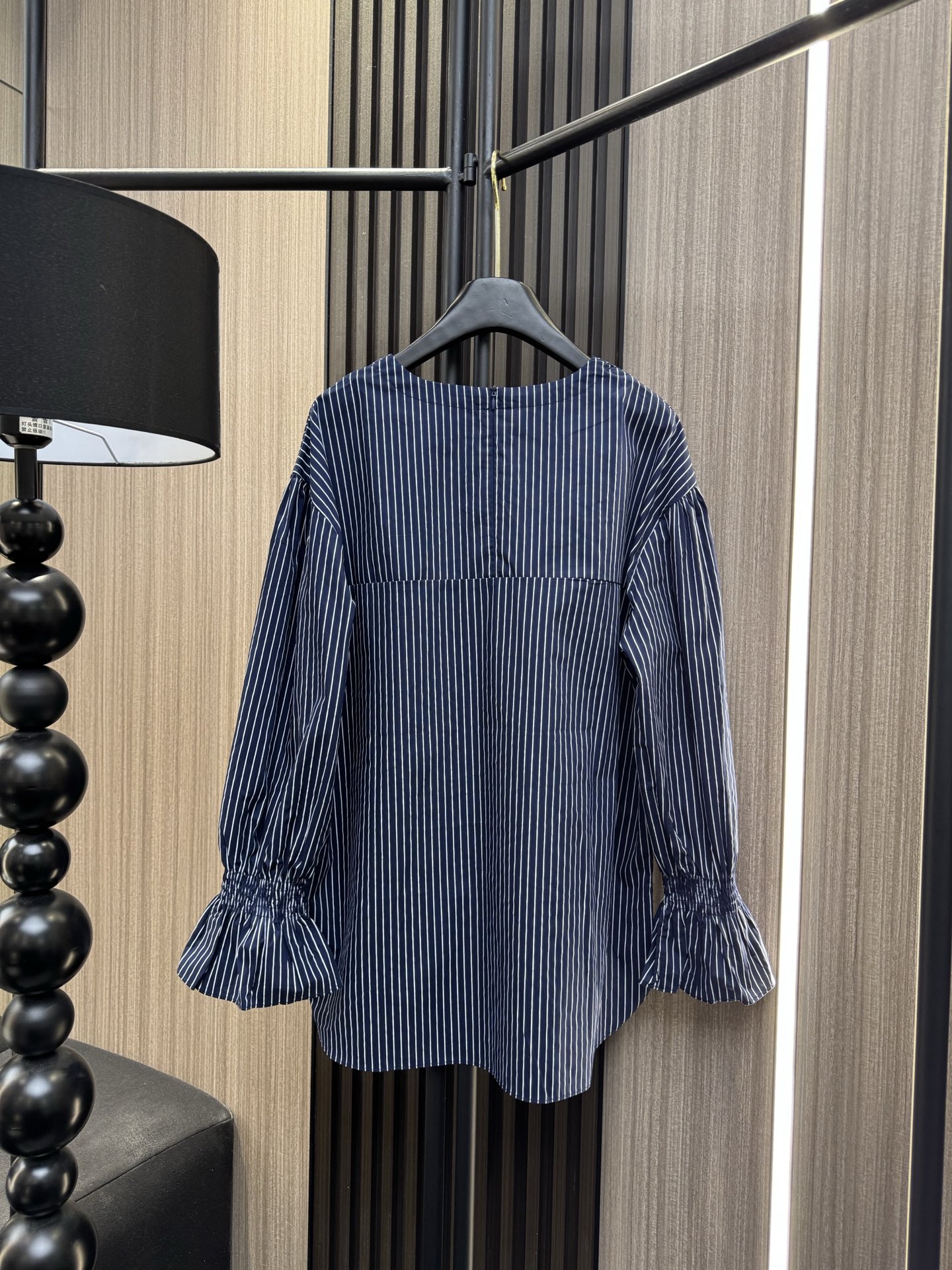 ✨✨✨伊莎贝尔✨✨✨2025秋冬新款💫前领串珠+压褶双重设计，袖口精美打揽工艺💫细节处见品质，日常穿搭显