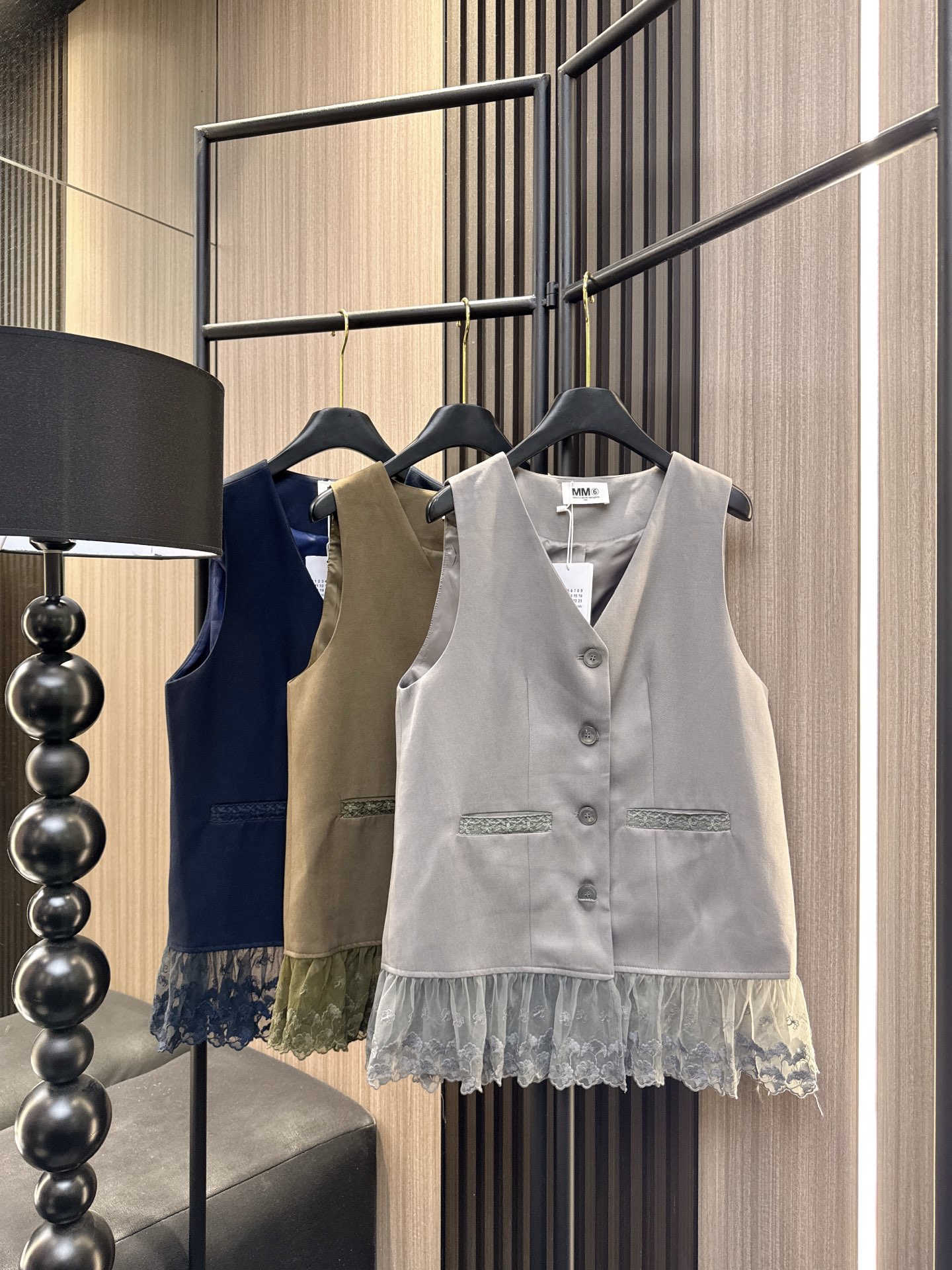 ✨✨✨MM6✨✨✨2025秋冬新款💫温柔系女孩必入！下摆精致绣花蕾丝拼接设计，V领无袖马甲上衣展现优雅锁