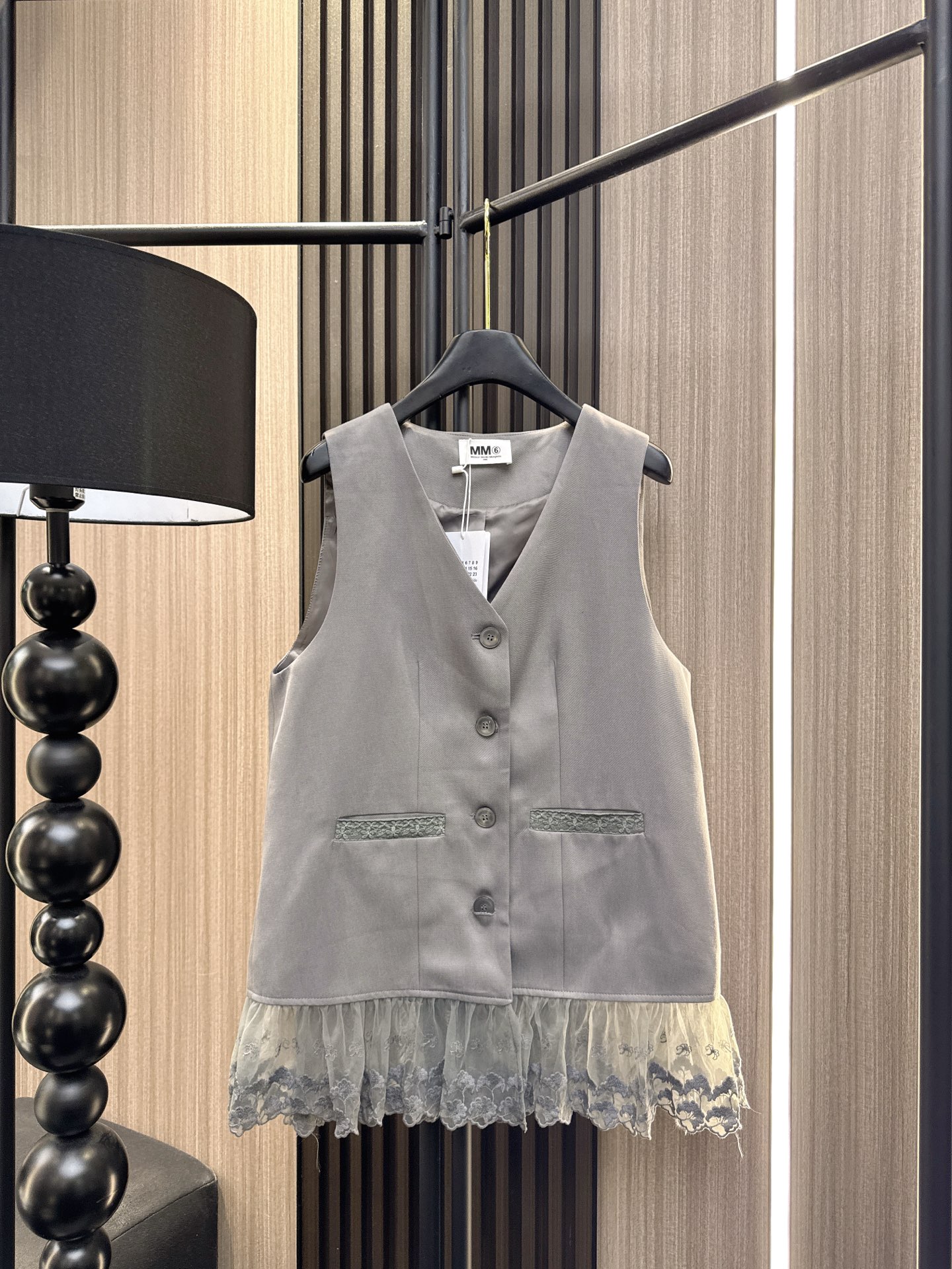 ✨✨✨MM6✨✨✨2025秋冬新款💫温柔系女孩必入！下摆精致绣花蕾丝拼接设计，V领无袖马甲上衣展现优雅锁