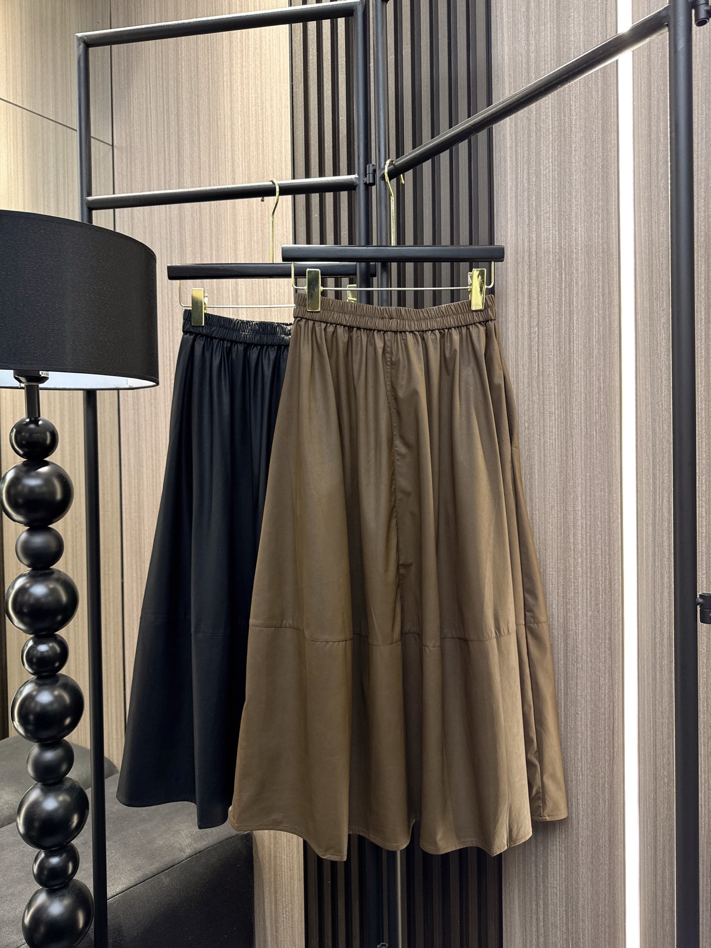 ✨✨✨玛吉拉- PU半裙✨✨✨2025秋冬新款💫玛吉拉PU皮中长A字半裙，松紧腰设计舒适自如！精选优质P